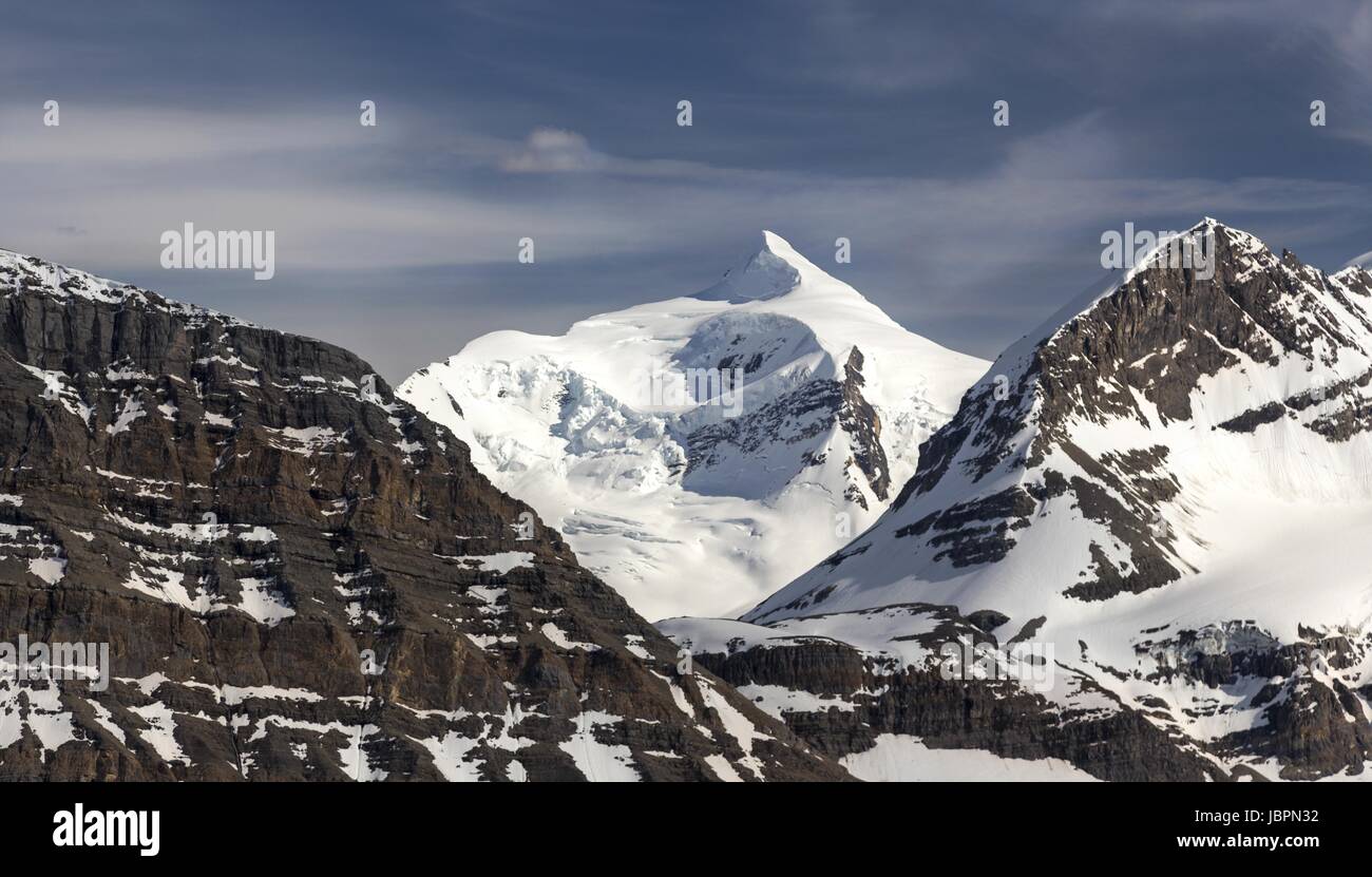Neve risplendente High Mountain Peak, Blue Skyline. Paesaggio panoramico delle Montagne Rocciose canadesi, Mount Robson Provincial Park, British Columbia, Canada Foto Stock