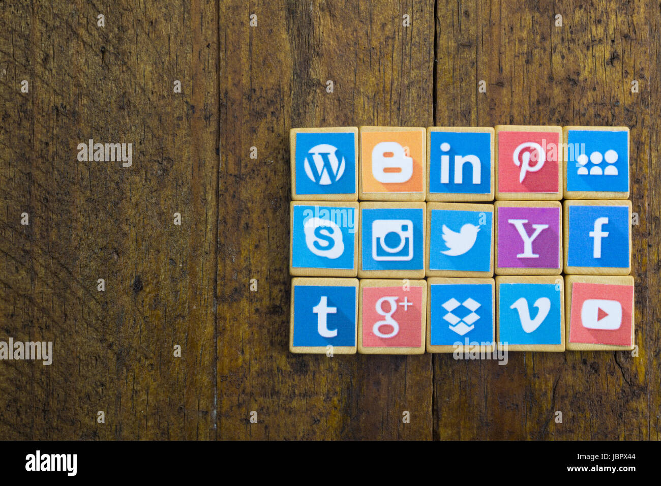 QUEENSTOWN, SUD AFRICA - 09 Aprile 2017: Social Media logotipo raccolta popolare stampato e posto su legno gioco SCRABBLE pezzi isolati su rustiche b Foto Stock