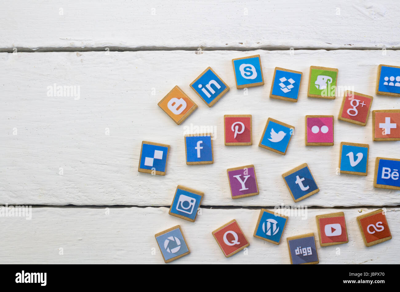 QUEENSTOWN, SUD AFRICA - 09 Aprile 2017: Social Media logotipo raccolta popolare stampato e posto su legno gioco SCRABBLE pezzi isolati su bianco wo Foto Stock