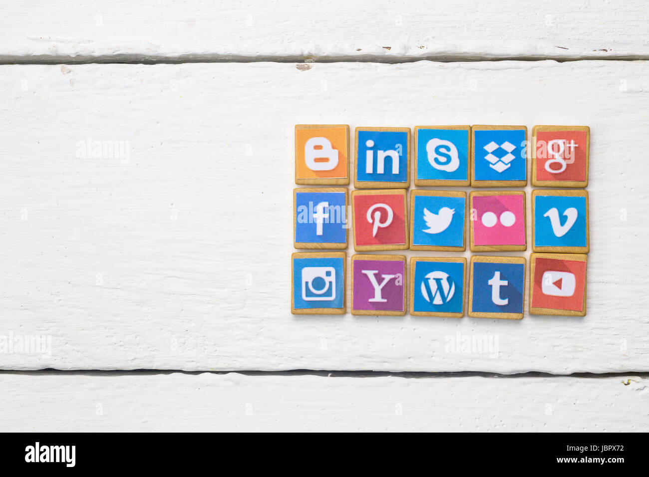 QUEENSTOWN, SUD AFRICA - 09 Aprile 2017: Social Media logotipo raccolta popolare stampato e posto su legno gioco SCRABBLE pezzi isolati su bianco wo Foto Stock