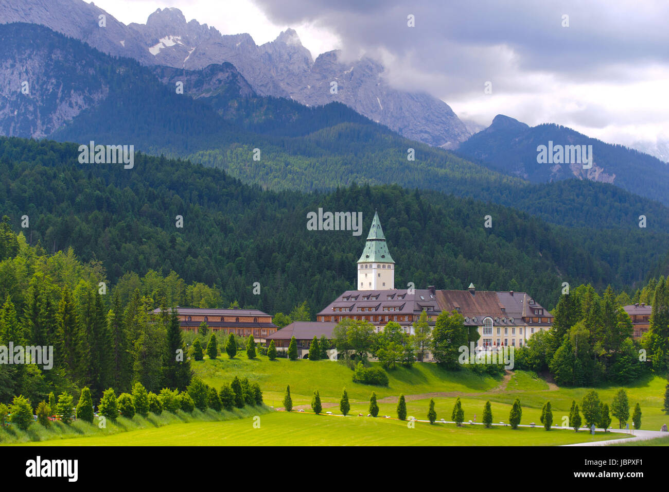 Schloss und Hotel Elmau in einem Tal zwischen Garmisch-Partenkirchen und Mittenwald ist der Austragungsort für den politischen G8-Gipfel im Juni 2015 mit den Präsidenten und Premierministern der wichtigsten Nationnen der Welt - © Wolfgang Filser [Jede Nutzung ist honorarpflichtig. Veroeffentlichung nur gegen Honorarzahlung, Urhebervermerk und Belegexemplar. Die Verguetung muss erfolgen gemaess der gueltigen MFM-Honorarliste un: Kreissparkasse Augsburg BLZ 720 501 01, Konto 3045 2288, IBAN: DE42720501010030452288 BIC: BYLADEM1AUG, Kontakt: e-mail: WFilser@aol.com; Telefon: 08232 - 808 7797; B Foto Stock