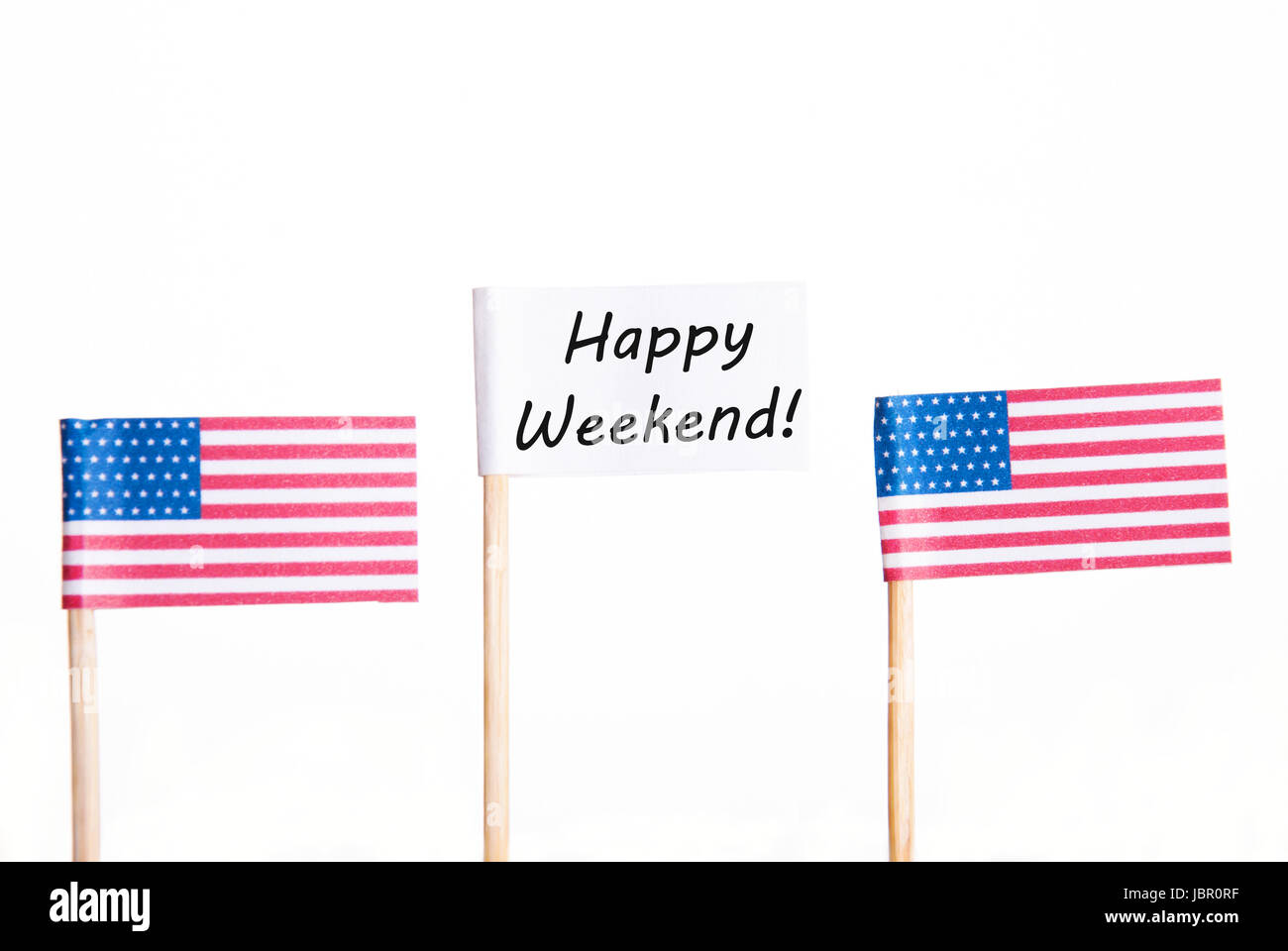 Bandiera bianca con Happy Weekend e due bandierine americane accanto Foto Stock