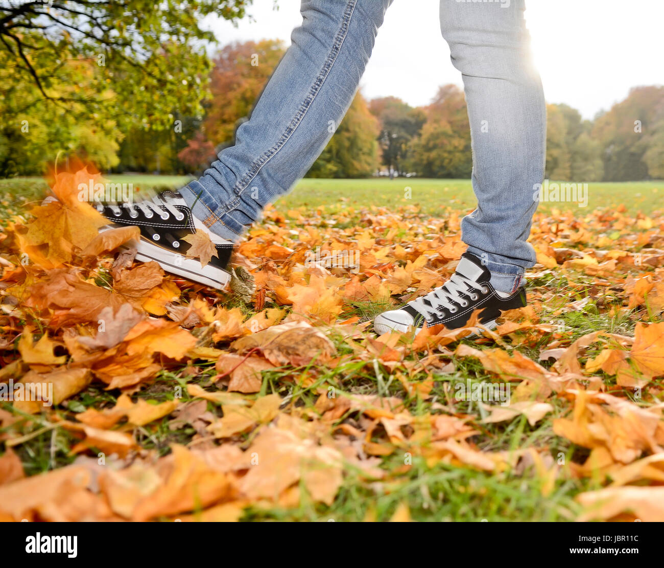 Füße Herbstlaub im Foto Stock