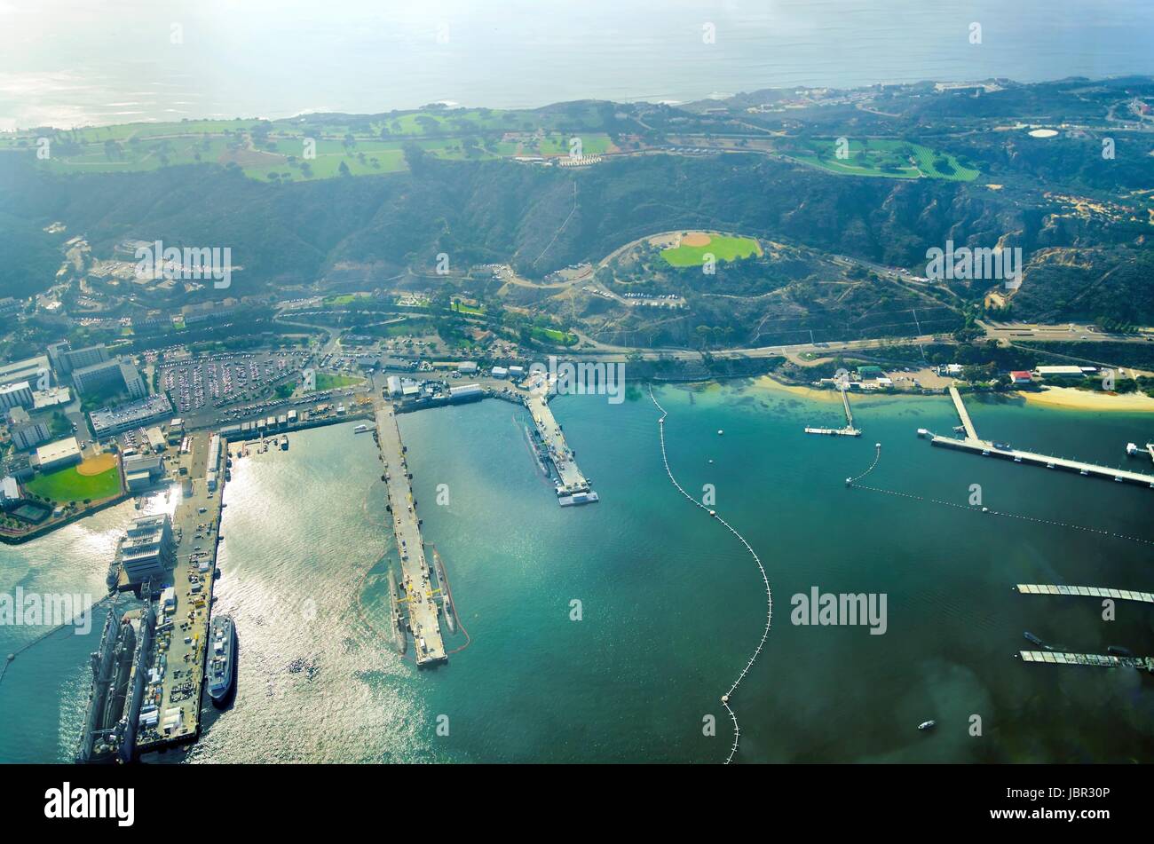 Vista Aerea della Marina in Point Loma penisola, San Diego, la California del Sud, Stati Uniti d'America. Una vista del molo, dock, Rosecrans street e yacht ormeggiati nella baia. Foto Stock