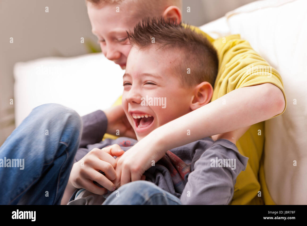 Due ragazzini forse amici o fratelli due ragazzini ridere circa il solletico Foto Stock