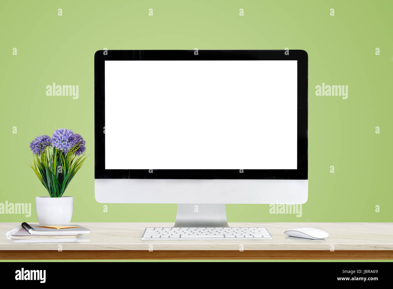 Elegante area di lavoro con computer sulla tavola di marmo a casa o in studio. Foto Stock