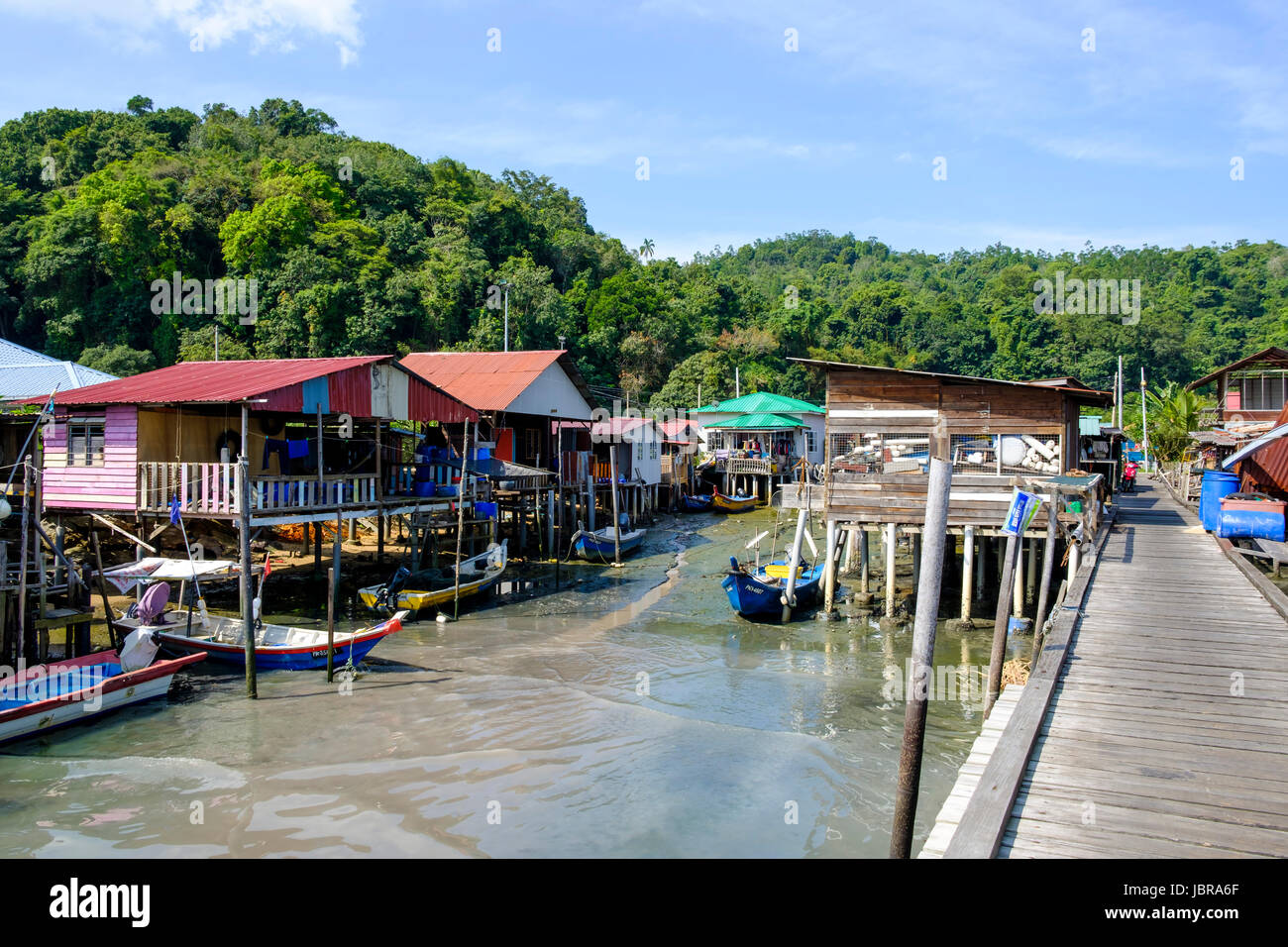 Case su palafitte, barche da pesca e jetty presso un villaggio di pescatori sull Isola di Pangkor (Pulau Pangkor), Malaysia. Foto Stock