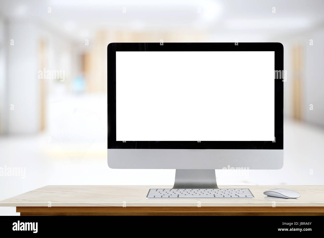 Elegante area di lavoro con computer sulla tavola di marmo a casa o in studio. Foto Stock