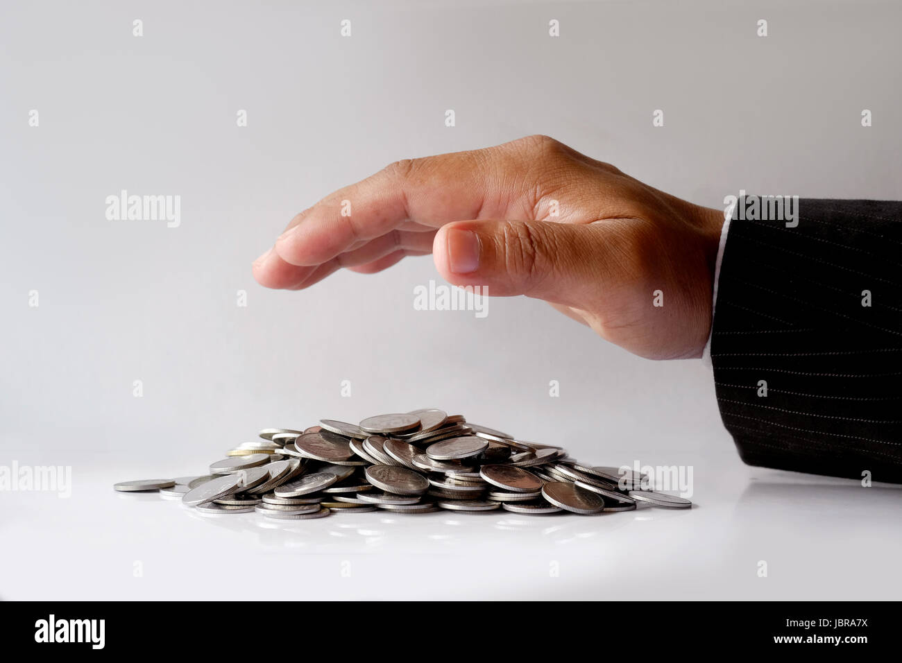 Imprenditore la protezione delle monete in euro. La sicurezza finanziaria del concetto. Foto Stock