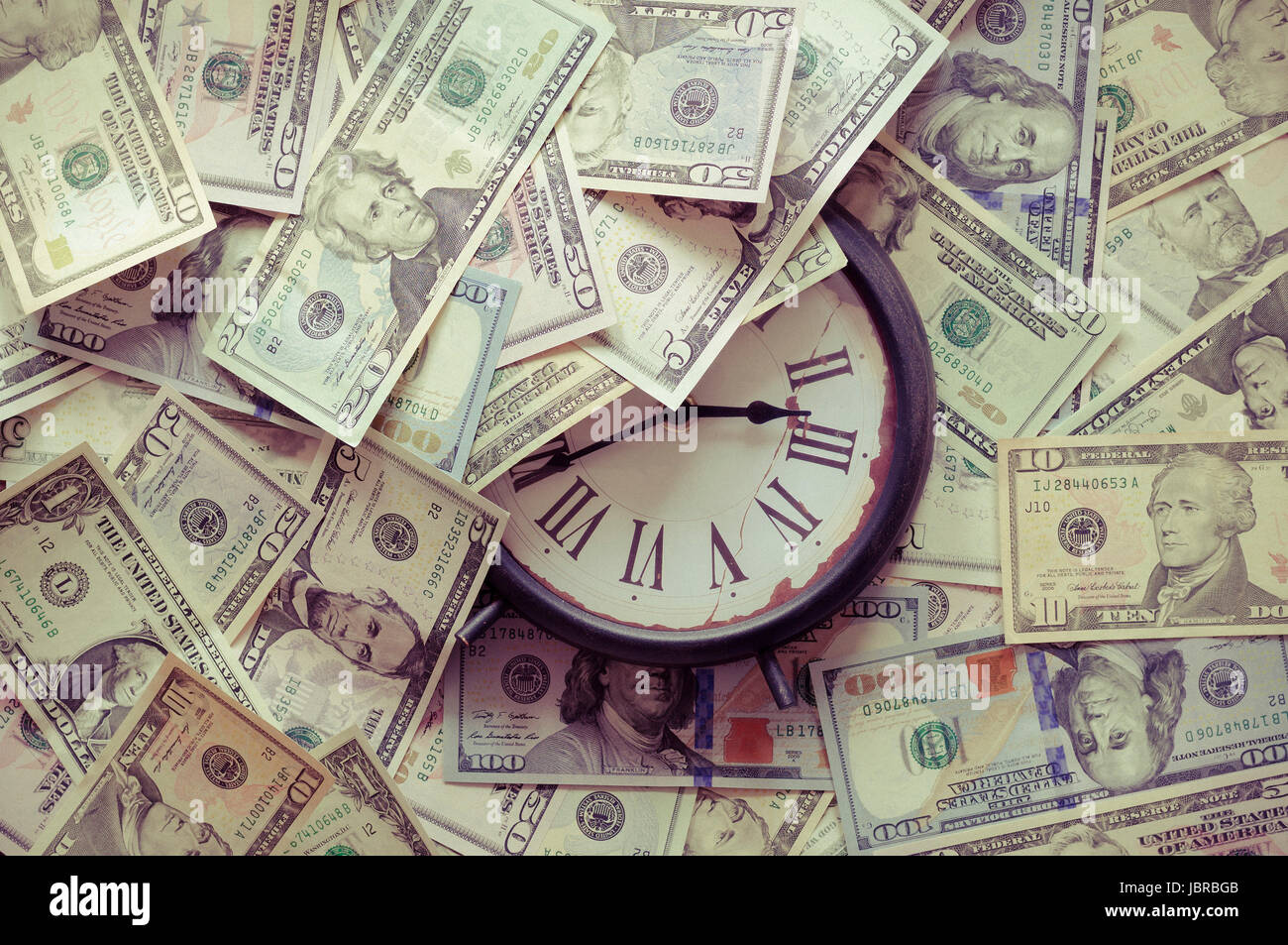 Abstrakter Hintergrund aus U.S.-Dollar und einer Uhr. Foto Stock