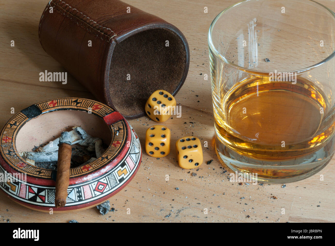 Wuerfelspiel mit Zigarre und alkoholischem Getraenk. Foto Stock