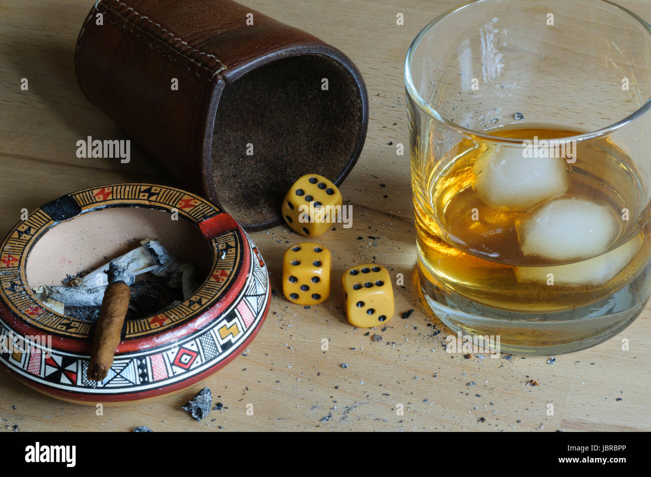 Wuerfelspiel mit Zigarre und alkoholischem Getraenk. Foto Stock