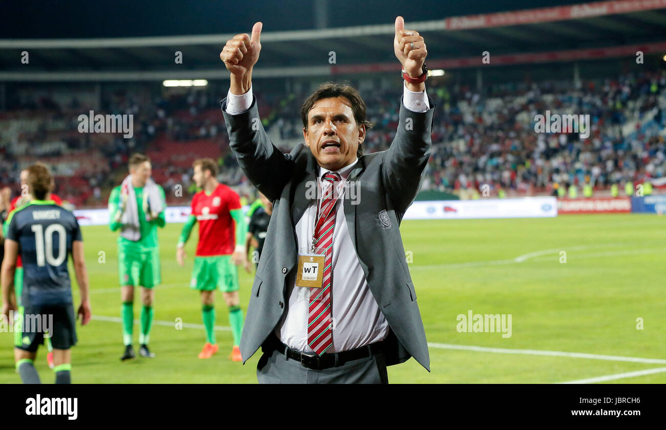 Belgrado. 11 Giugno, 2017. Il Galles è head coach Chris Coleman gesti per appassionati dopo il gruppo D 2018 World Cup qualifiche partita di calcio tra la Serbia e il Galles in Serbia, a Belgrado il 11 giugno 2017. La partita si è conclusa con un pareggio 1-1. Credito: Predrag Milosavljevic/Xinhua/Alamy Live News Foto Stock