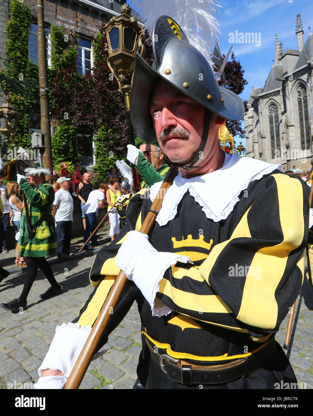 Mons, Belgio. 11 Giugno, 2017. La gente a prendere parte alla Doudou festival tenutosi a Mons in Belgio, 11 giugno 2017. Il Doudou Festival è stato riconosciuto nel 2005 dall'UNESCO come uno dei capolavori del patrimonio orale ed immateriale dell'umanità. Credito: Gong Bing/Xinhua/Alamy Live News Foto Stock