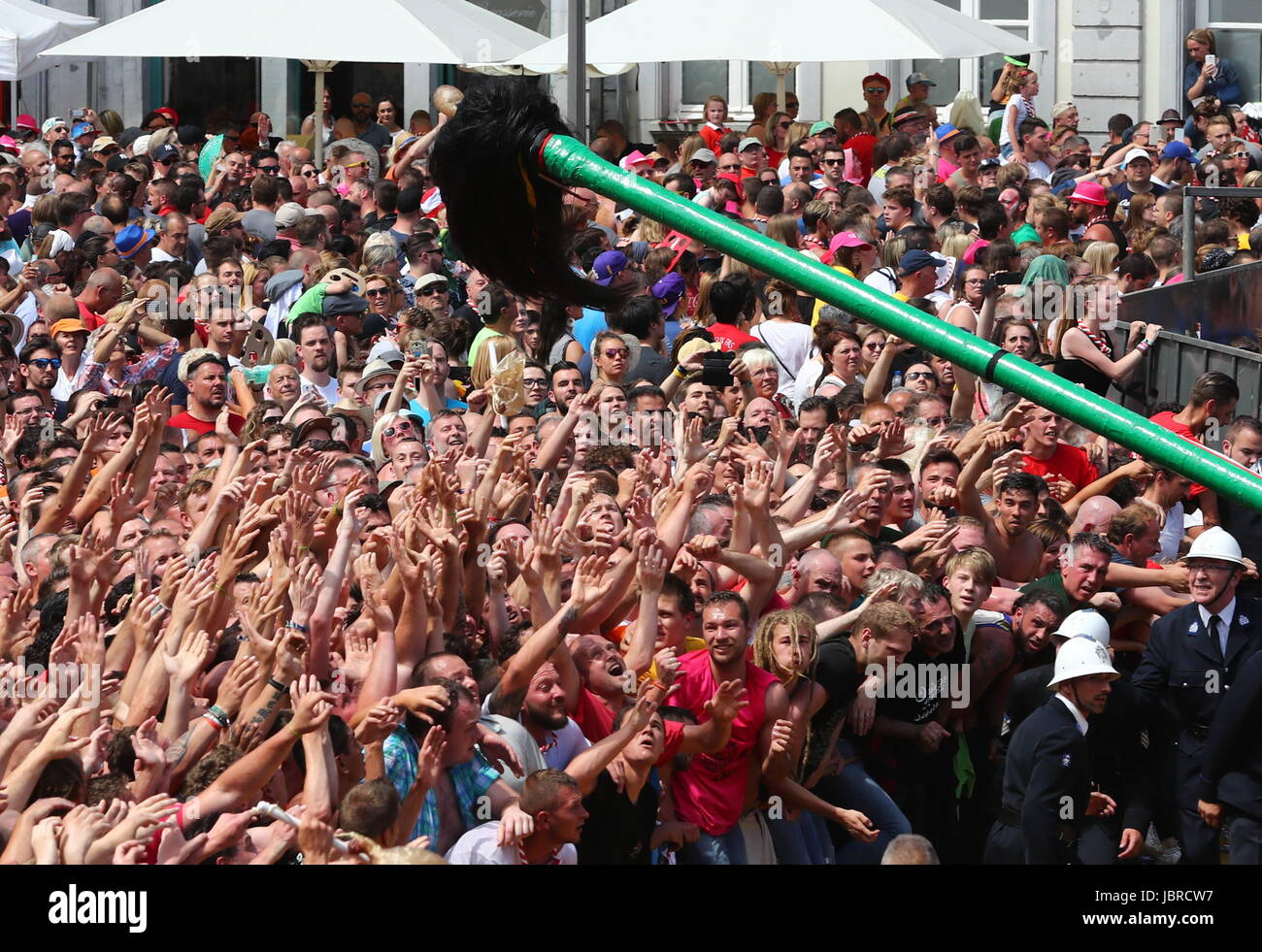 Mons, Belgio. 11 Giugno, 2017. Le persone che frequentano il Doudou festival tenutosi a Mons in Belgio, 11 giugno 2017. Il Doudou Festival è stato riconosciuto nel 2005 dall'UNESCO come uno dei capolavori del patrimonio orale ed immateriale dell'umanità. Credito: Gong Bing/Xinhua/Alamy Live News Foto Stock