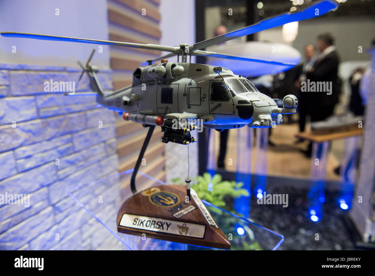 Giugno 12, 2017 - Chiba, Chiba, Giappone - un modello di elicottero Sikorsky, costruiti da Lockheed Martin presso il montante Asia 2017 (Sicurezza marittima tra Asia Pacifico, Europa e Americhe) Defence Exhibition e conferenza a Chiba, Giappone. Secondo i suoi organizzatori, la biennale di alta tecnologia industria della difesa fiera, progettato per la difesa, la sicurezza marittima, aerea e industrie spaziali, generalmente è pensato per essere la più grande industria della difesa fair in Asia. Regolari partecipanti a eventi del montante rappresentano oltre quaranta paesi, dal Nord America, Sud America, Europa occidentale e orientale, Asia un Foto Stock