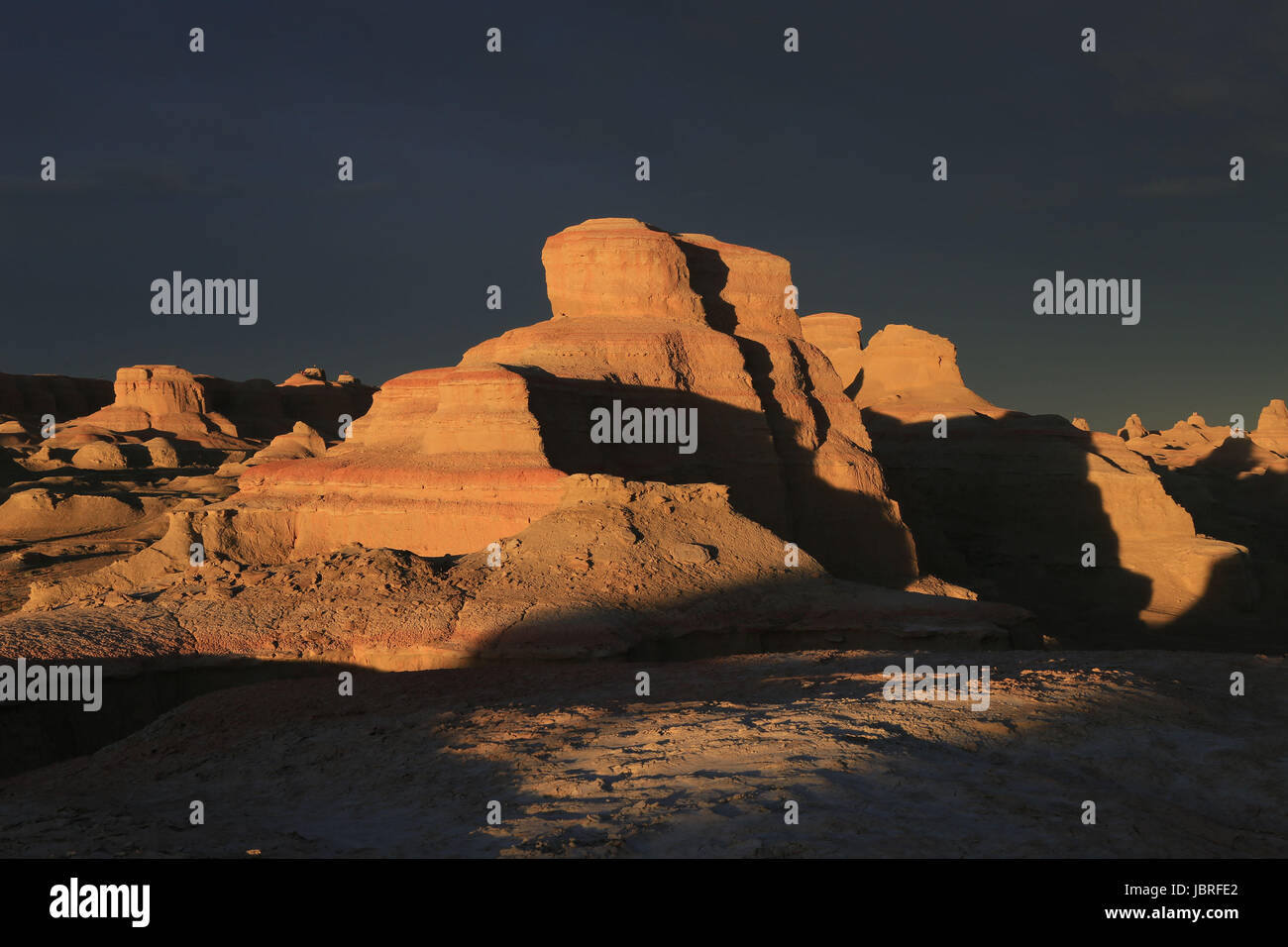 Karamay. 11 Giugno, 2017. Foto scattata a giugno 11, 2017 mostra lo scenario del "Ghost City" dopo la pioggia Urho distretto della città di Karamay, a nord-ovest della Cina di Xinjiang Uygur Regione autonoma. Il Urho distretto è chiamato dopo "Ghost City" a causa della sua Yardang rilievi che assomiglia a mostri. Credito: Zhang Xi'an/Xinhua/Alamy Live News Foto Stock