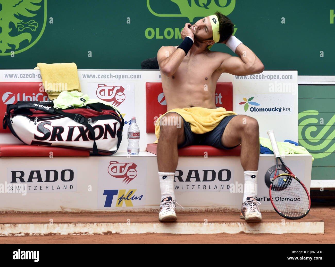 Prostejov, Repubblica Ceca. Decimo Giugno, 2017. Giocatore di Tennis Jiri Vesely dal ceco in azione contro Federico Delbonis dall Argentina durante la UniCredit Czech Open in Prostejov, Repubblica ceca, 10 giugno 2017. Credito: Dalibor Gluck/CTK foto/Alamy Live News Foto Stock