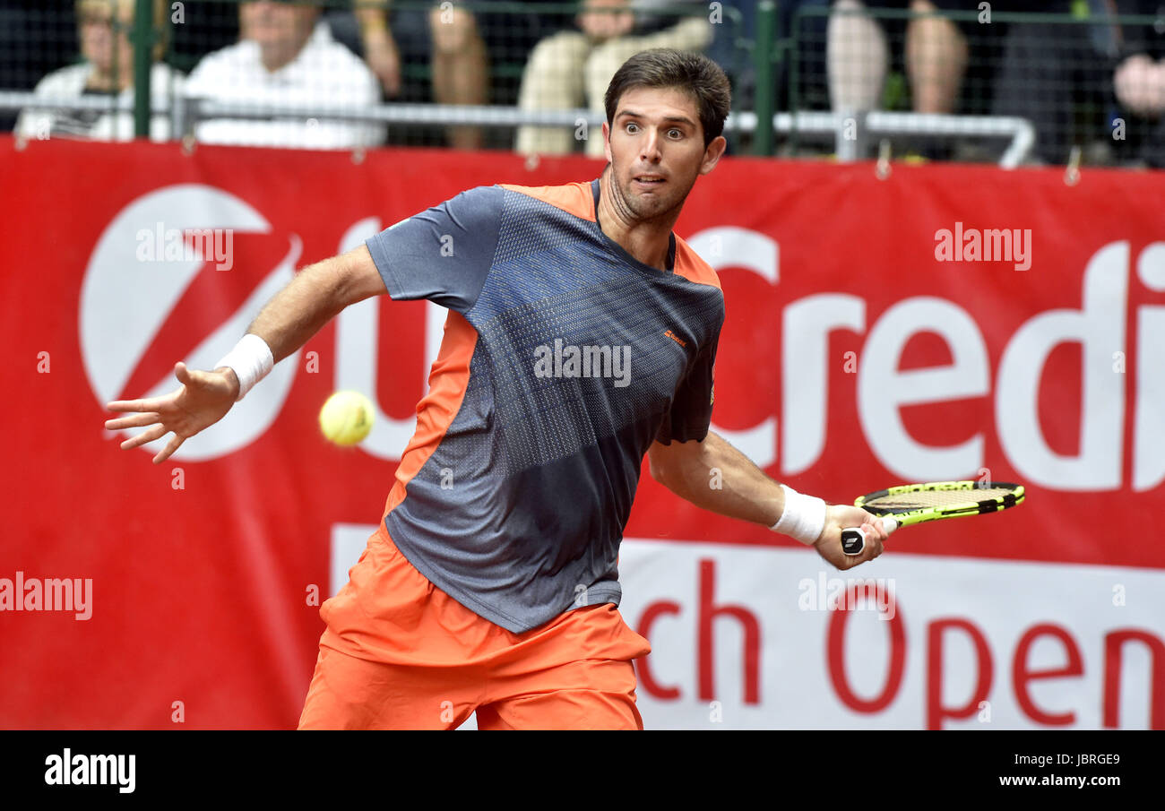Prostejov, Repubblica Ceca. Decimo Giugno, 2017. Giocatore di Tennis Federico Delbonis dall Argentina in azione contro Jiri Vesely dal ceco durante la UniCredit Czech Open in Prostejov, Repubblica ceca, 10 giugno 2017. Credito: Dalibor Gluck/CTK foto/Alamy Live News Foto Stock