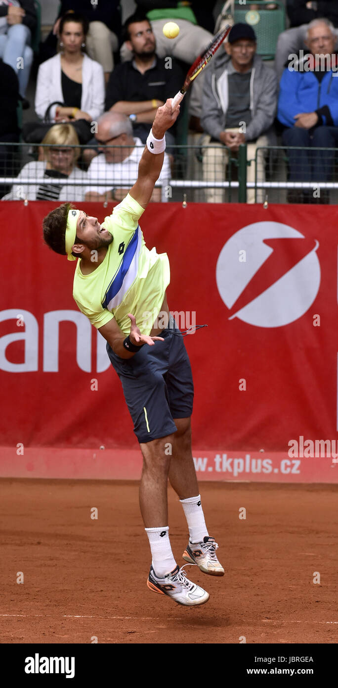 Prostejov, Repubblica Ceca. Decimo Giugno, 2017. Giocatore di Tennis Jiri Vesely dal ceco in azione contro Federico Delbonis dall Argentina durante la UniCredit Czech Open in Prostejov, Repubblica ceca, 10 giugno 2017. Credito: Dalibor Gluck/CTK foto/Alamy Live News Foto Stock