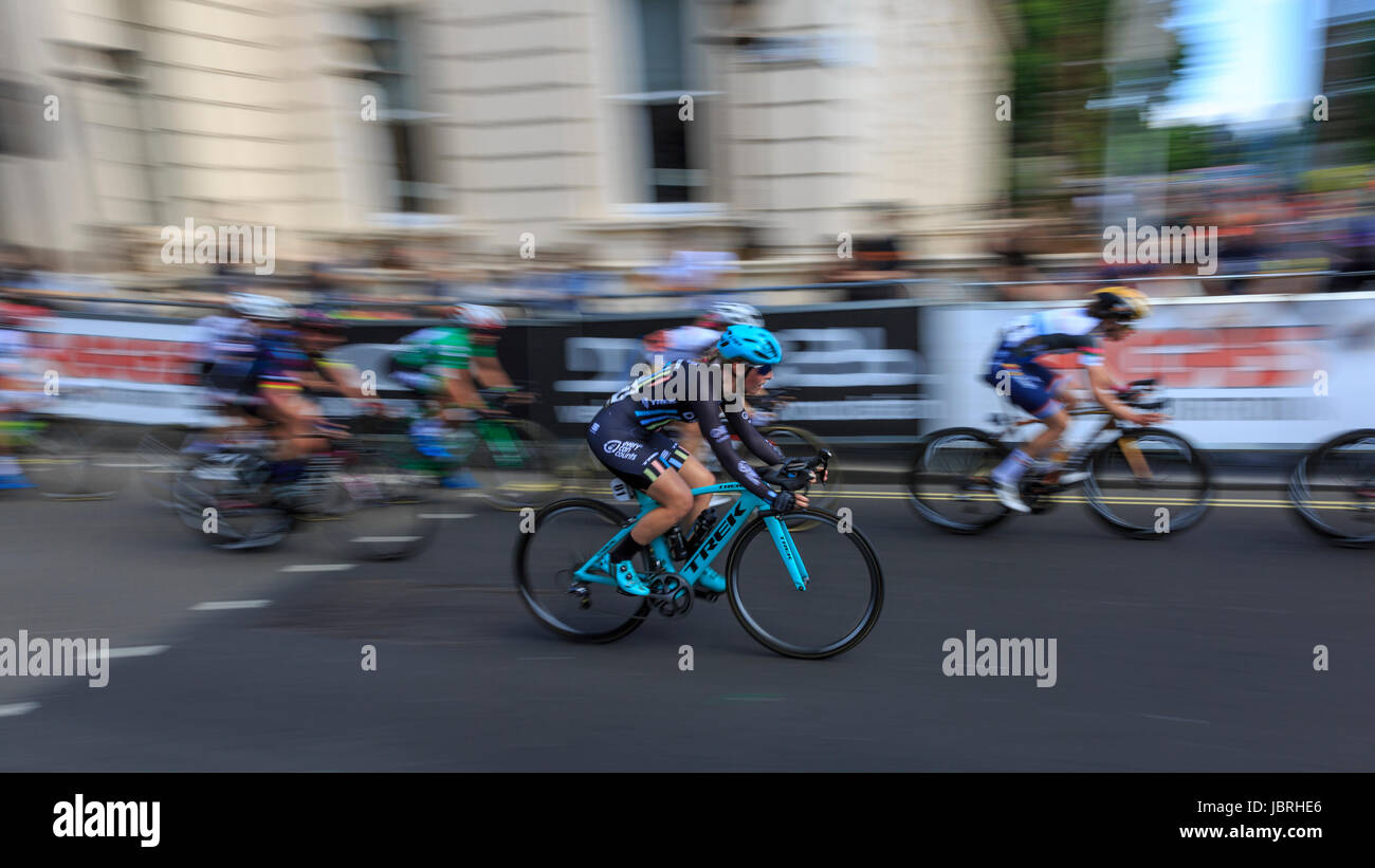 Londra, UK, 11 giugno 2017. La fase finale dell'energia Ovo donna Tour presentato 10 giri di una 6.2km Londra centrale circuito. Jolien D'Hoore (Belgio, muovere alta 5) ha vinto la volata e Katarzyna Niewiadoma (Polonia, WM3 Pro Cycling) ha preso la maglia verde della vittoria assoluta. Credito: Clive Jones/Alamy Live News Foto Stock