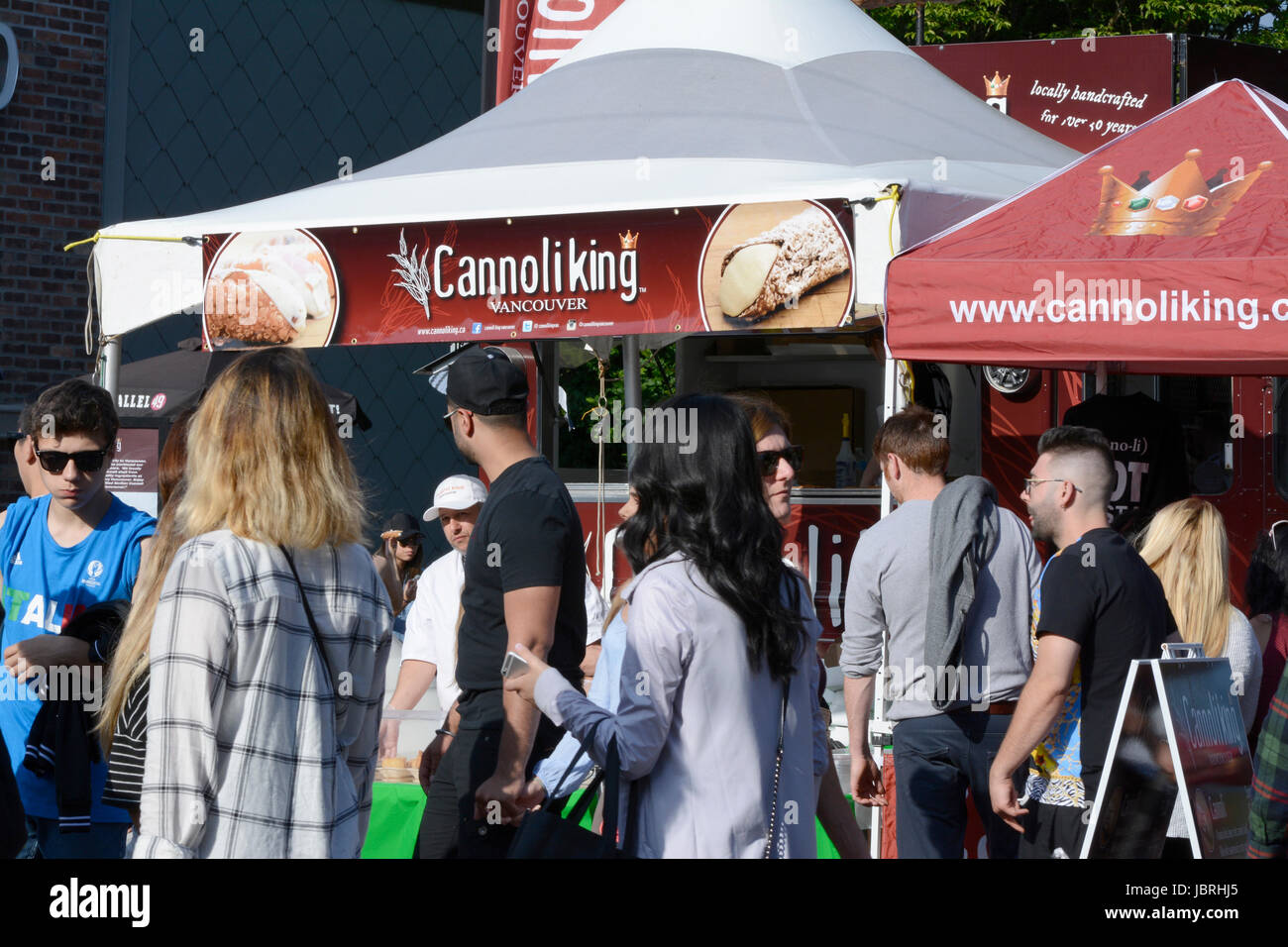 Vancouver, British Columbia, Canada. 11 giugno 2017. Un gran numero di persone in Commercial Drive a Vancouver alla "giornata italiana sulla strada". Foto Stock