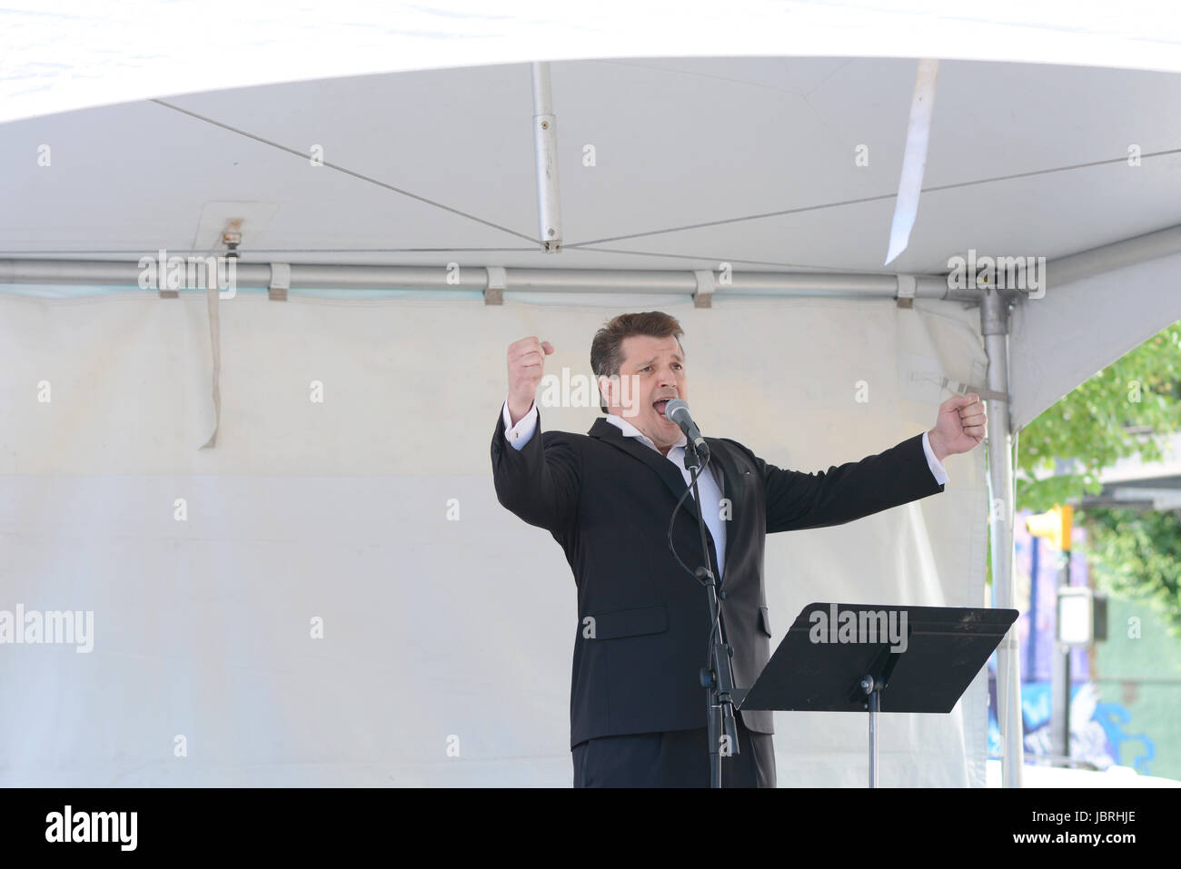 Vancouver, BC, Canada. 11 Giugno, 2017. Il cantante canadese Denis Mayer Jr dà una prestazione potente di Nessun Dorma a 'Giornata italiana sul Drive' sulle unità commerciale in Vancouver. Foto Stock