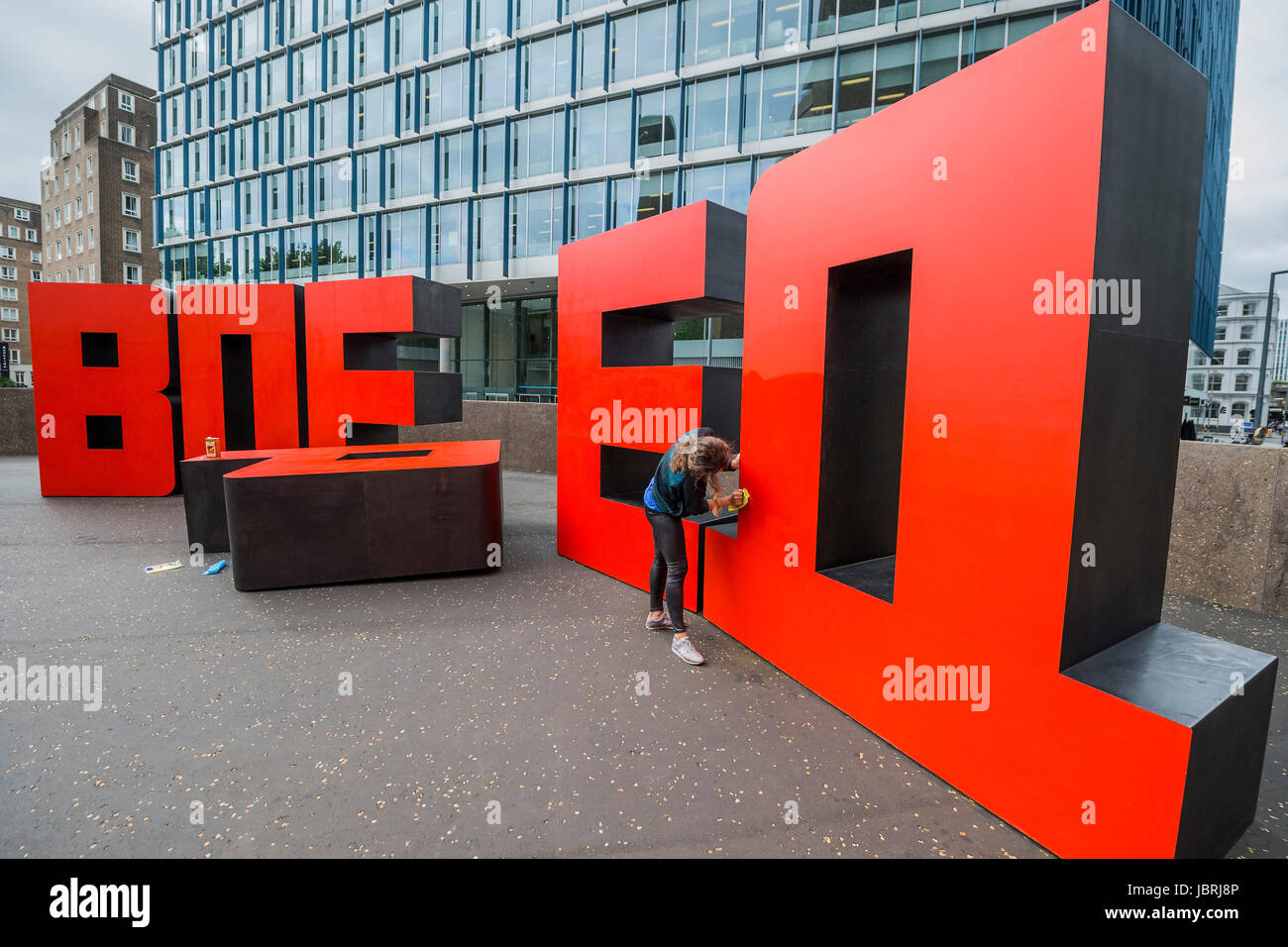 Londra, Regno Unito. 12 GIU, 2017. Вперед - avanti da Erik Bulatov, installato sulla terrazza esterna la Tate Modern Gallery per celebrare il centenario del 1917 Rivoluzione di Ottobre in Russia. Il lavoro consiste della parola 'avanti' enunciato quattro volte in cirillico, ogni dieci piedi piedi alto e disposti in un ampio cerchio. Essa rimarrà sul display tramite l'estate. Londra 12 Giugno 2017. Credito: Guy Bell/Alamy Live News Foto Stock