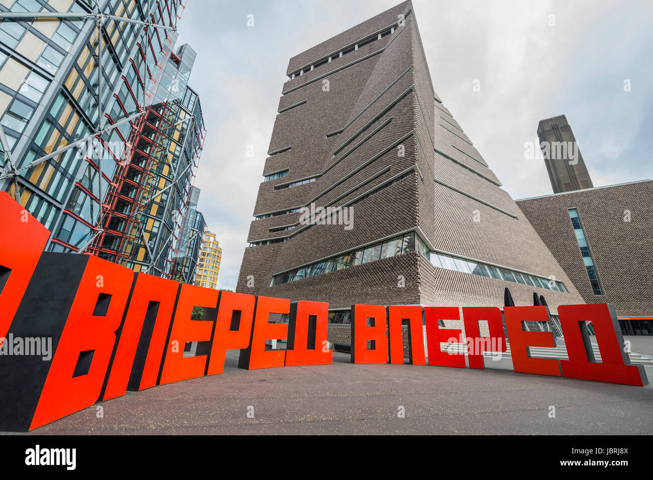 Londra, Regno Unito. 12 GIU, 2017. Вперед - avanti da Erik Bulatov, installato sulla terrazza esterna la Tate Modern Gallery per celebrare il centenario del 1917 Rivoluzione di Ottobre in Russia. Il lavoro consiste della parola 'avanti' enunciato quattro volte in cirillico, ogni dieci piedi piedi alto e disposti in un ampio cerchio. Essa rimarrà sul display tramite l'estate. Londra 12 Giugno 2017. Credito: Guy Bell/Alamy Live News Foto Stock