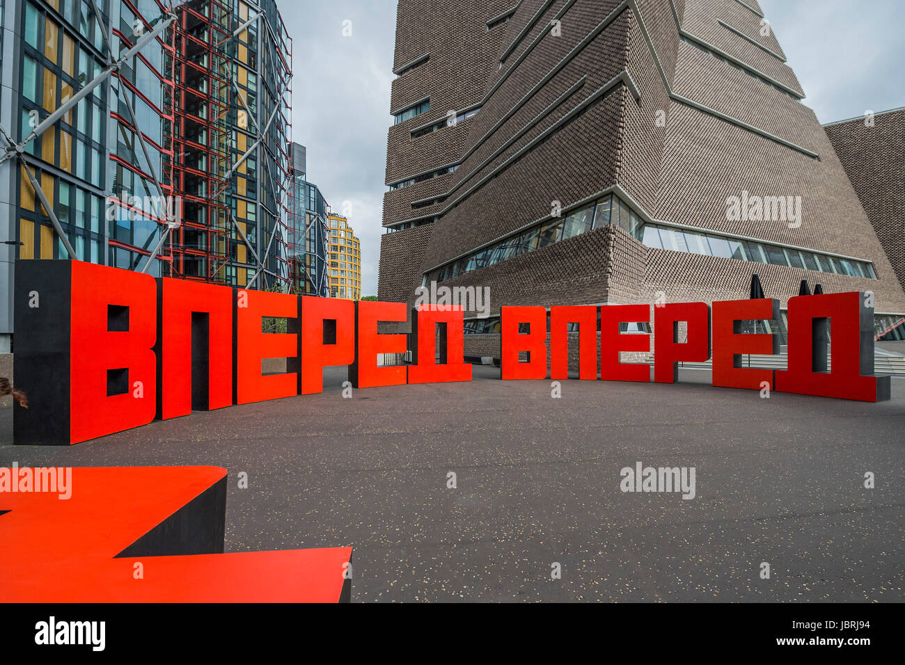 Londra, Regno Unito. 12 GIU, 2017. Вперед - avanti da Erik Bulatov, installato sulla terrazza esterna la Tate Modern Gallery per celebrare il centenario del 1917 Rivoluzione di Ottobre in Russia. Il lavoro consiste della parola 'avanti' enunciato quattro volte in cirillico, ogni dieci piedi piedi alto e disposti in un ampio cerchio. Essa rimarrà sul display tramite l'estate. Londra 12 Giugno 2017. Credito: Guy Bell/Alamy Live News Foto Stock