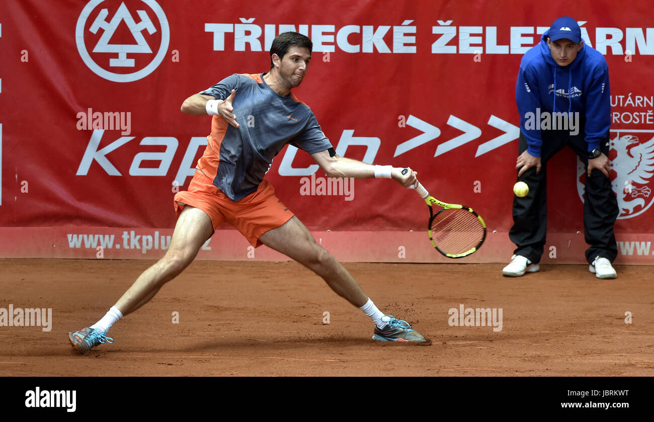 Prostejov, Repubblica Ceca. Decimo Giugno, 2017. Giocatore di Tennis Federico Delbonis dall Argentina in azione contro Jiri Vesely dal ceco durante la UniCredit Czech Open in Prostejov, Repubblica ceca, 10 giugno 2017. Credito: Dalibor Gluck/CTK foto/Alamy Live News Foto Stock