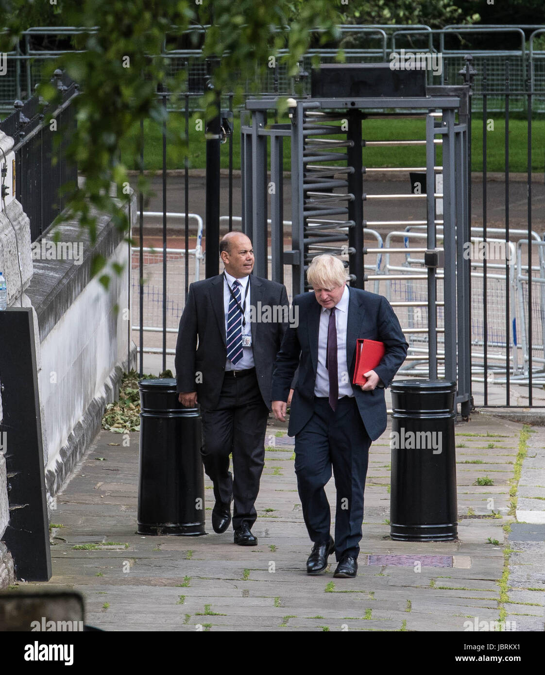 Londra, Regno Unito. 12 GIU, 2017. Boris Johnson, Ministro degli Esteri di arrivare presso il suo ufficio il primo giorno lavorativo dopo l'elezione Credito: Ian Davidson/Alamy Live News Foto Stock