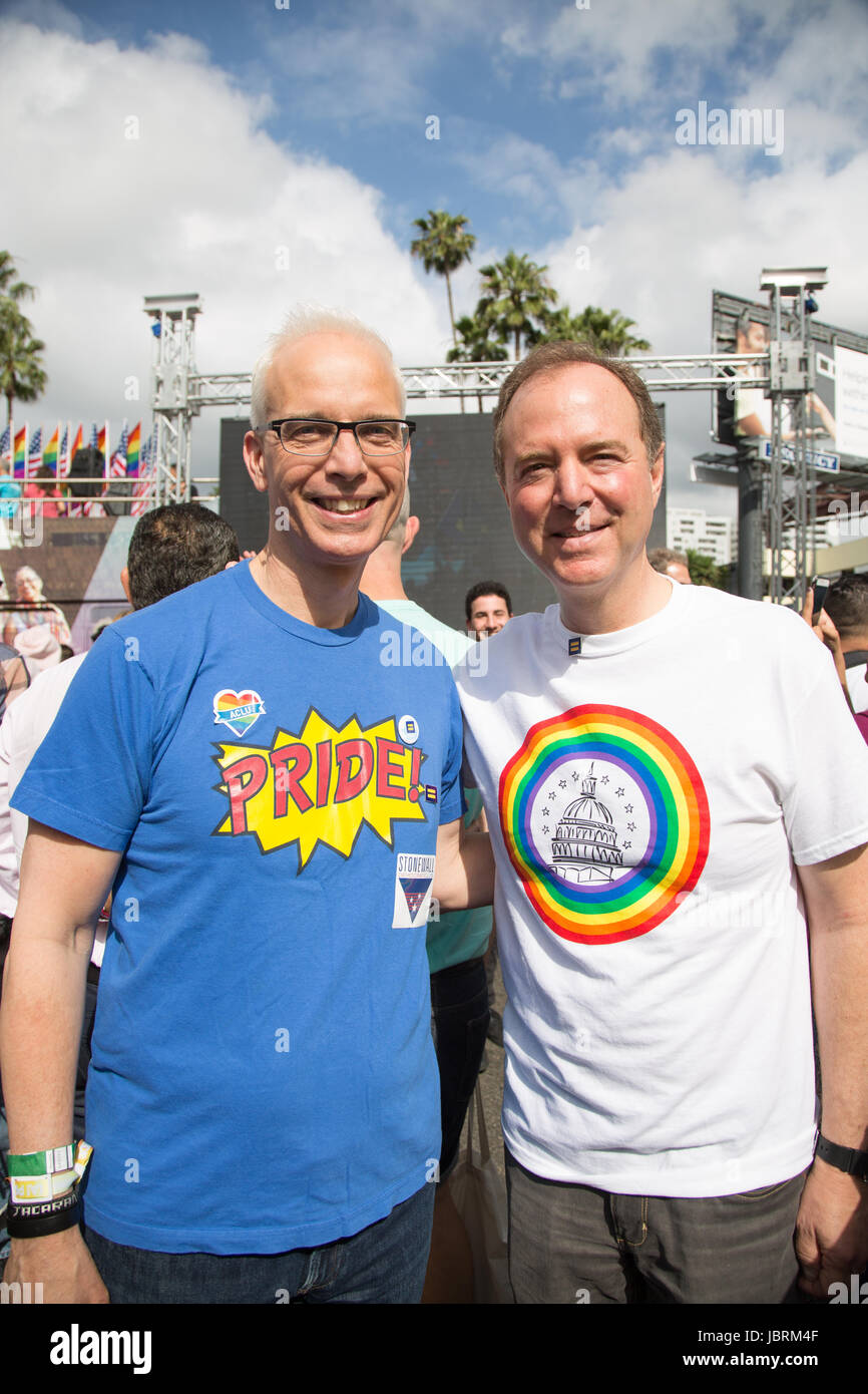Los Angeles, California, USA. 11 giugno, 2017. west hollywood mayor john heilman e u.s. cogressman adam schiff al la superbia #resistmarch in Los Angeles, california, Giugno 11th, 2017. Credito: sheri determan/alamy live news Foto Stock