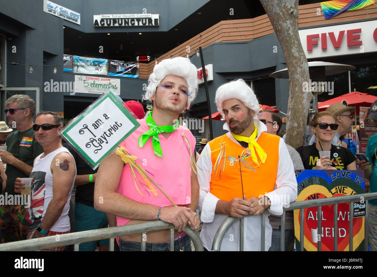 Los Angeles, California, USA. 11 giugno 2017. i partecipanti in West Hollywood in L.A. orgoglio #resistmarch a los angeles, califormia su giugno 11th, 2017. Credito: sheri determan/alamy live news Foto Stock