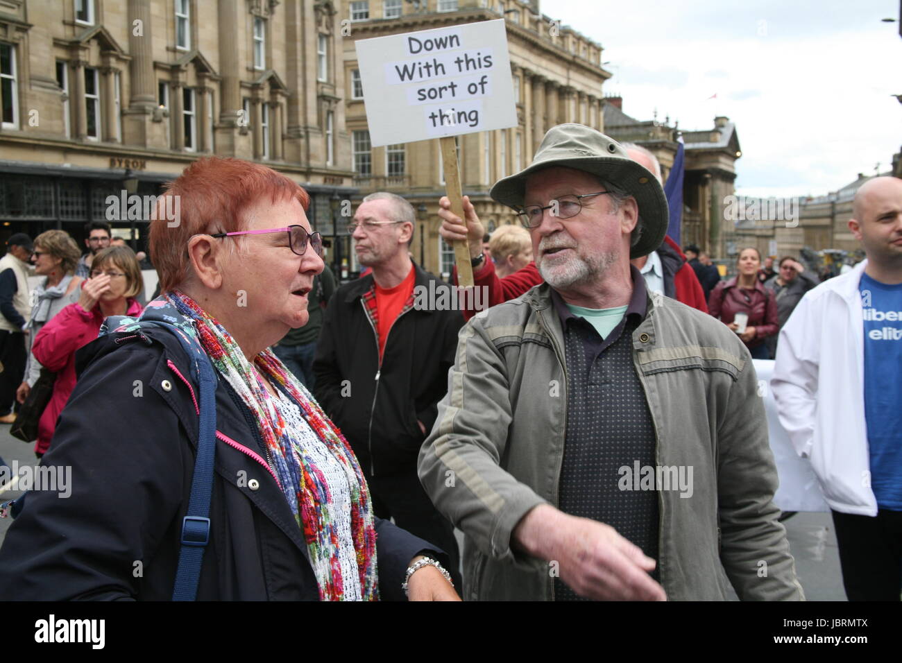 Newcastle, Regno Unito. 12 GIU, 2017. I manifestanti si riuniscono a Newcastle per chiedere il Primo Ministro Theresa Maggio a piedi da qualsiasi alleanza con il democratico partito unionista (DUP) o step-down. I dimostranti dire la DUP partito che dovrebbe aiutare i Conservatori mantenere il potere è 'omofobi e sessisti' e solleva timori per il processo di pace in Irlanda del Nord. Newcastle upon Tyne, Grey's Monument, UK Credit: David Whinham/Alamy Live News Foto Stock