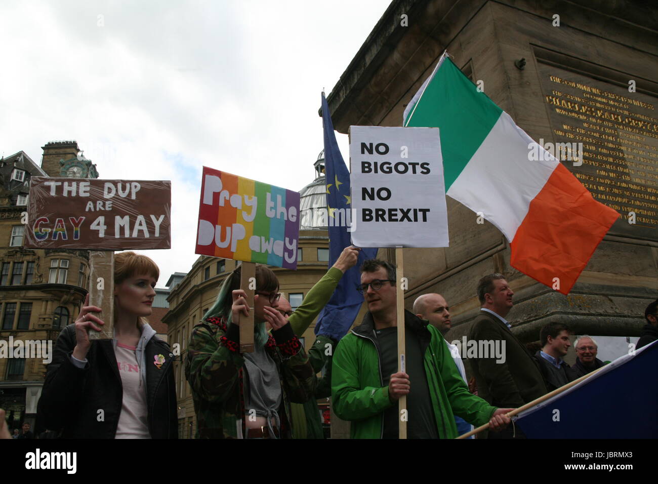 Newcastle, Regno Unito. 12 GIU, 2017. I manifestanti si riuniscono a Newcastle per chiedere il Primo Ministro Theresa Maggio a piedi da qualsiasi alleanza con il democratico partito unionista (DUP) o step-down. I dimostranti dire la DUP partito che dovrebbe aiutare i Conservatori mantenere il potere è 'omofobi e sessisti' e solleva timori per il processo di pace in Irlanda del Nord. Newcastle upon Tyne, Grey's Monument, UK Credit: David Whinham/Alamy Live News Foto Stock