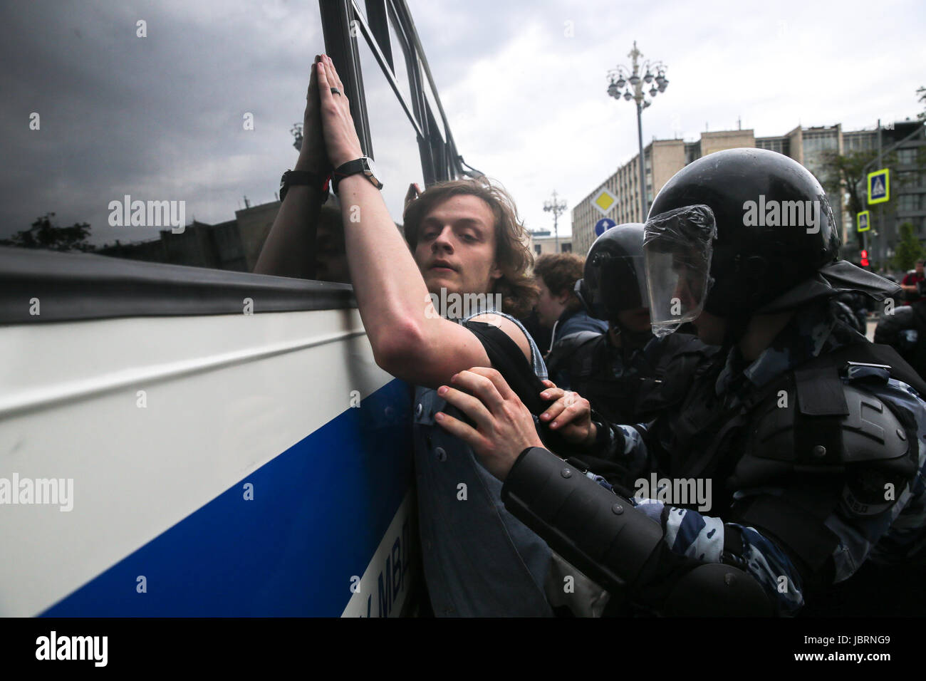 Mosca, Russia. 12 Giugno, 2017. Gli ufficiali di polizia a detenere un partecipante ad un russo attivista di opposizione Alexei Navalny non autorizzato del anti-corruzione rally sulla Tverskaya Street. Credito: Victor Vytolskiy/Alamy Live News Foto Stock