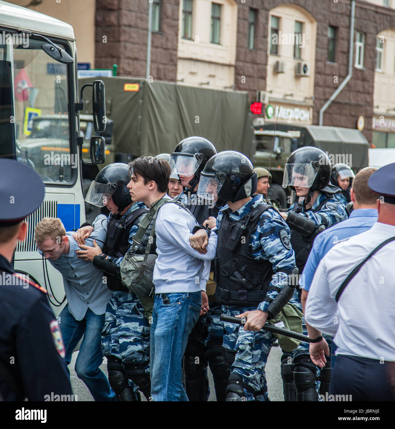 Mosca, Russia. 12 GIU, 2017. Tverskaya Street protesta organizzata da Alexei Navalny contro la corruzione nel governo. Corazzate pesanti le forze di polizia arrestare i giovani. Credito: Perov Stanislav/Alamy Live News Foto Stock