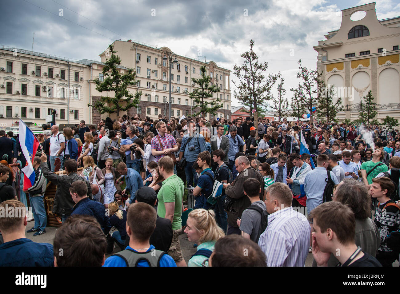 Mosca, Russia. 12 GIU, 2017. Tverskaya Street protesta organizzata da Alexei Navalny contro la corruzione nel governo. La folla di persone in piedi sulla strada e si rifiutano di andare lontano. Credito: Perov Stanislav/Alamy Live News Foto Stock