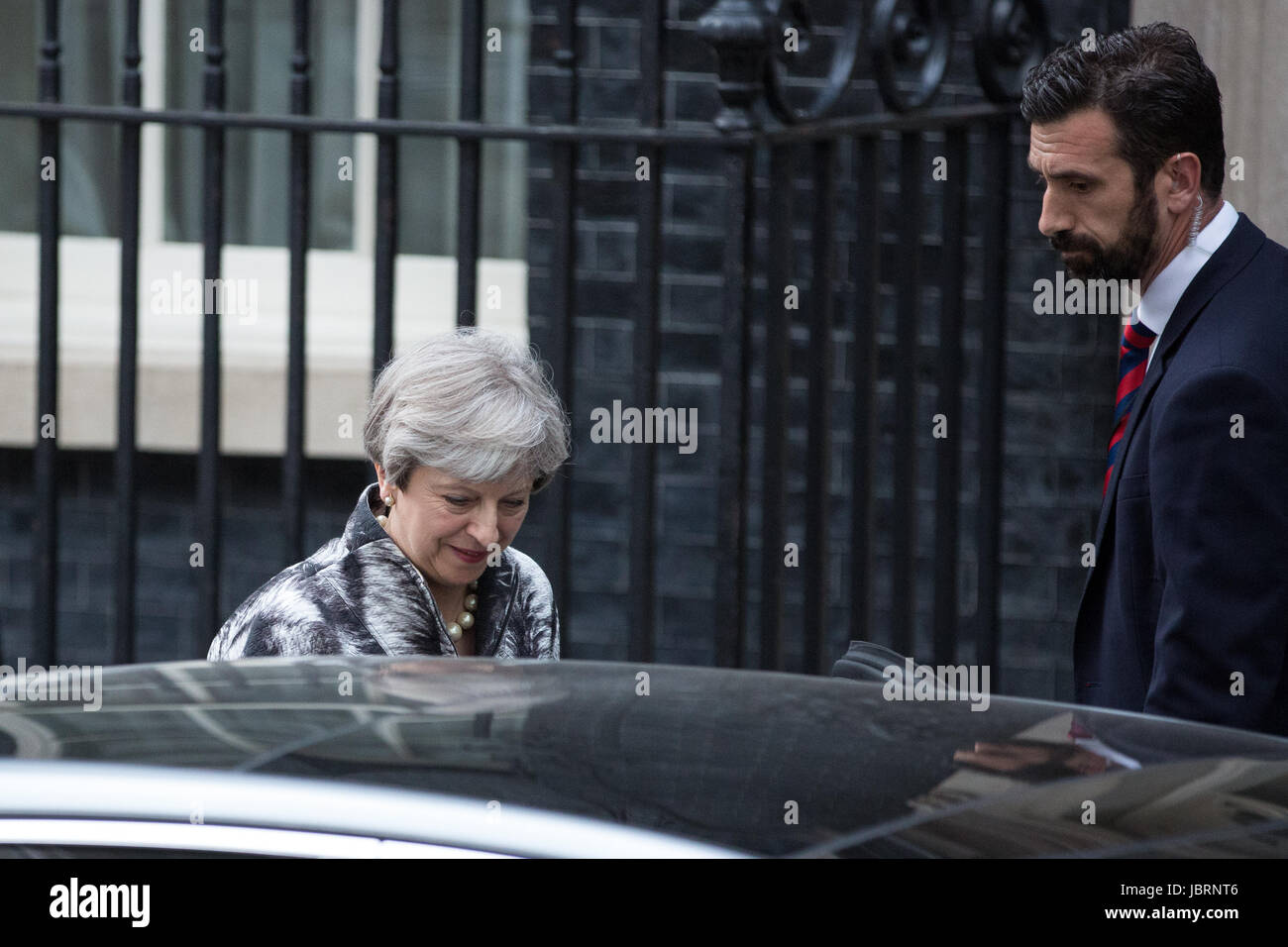 Londra, Regno Unito. 12 Giugno, 2017. Il primo ministro Theresa Maggio lascia 10 Downing Street dopo una prima riunione di gabinetto a comparire dinanzi alla commissione 1922 del conservatore backbench MPs. MPs Backbench erano attese per chiederle di goccia alcune controverse manifesto di impegni e di modificare il suo stile di governo. Credito: Mark Kerrison/Alamy Live News Foto Stock