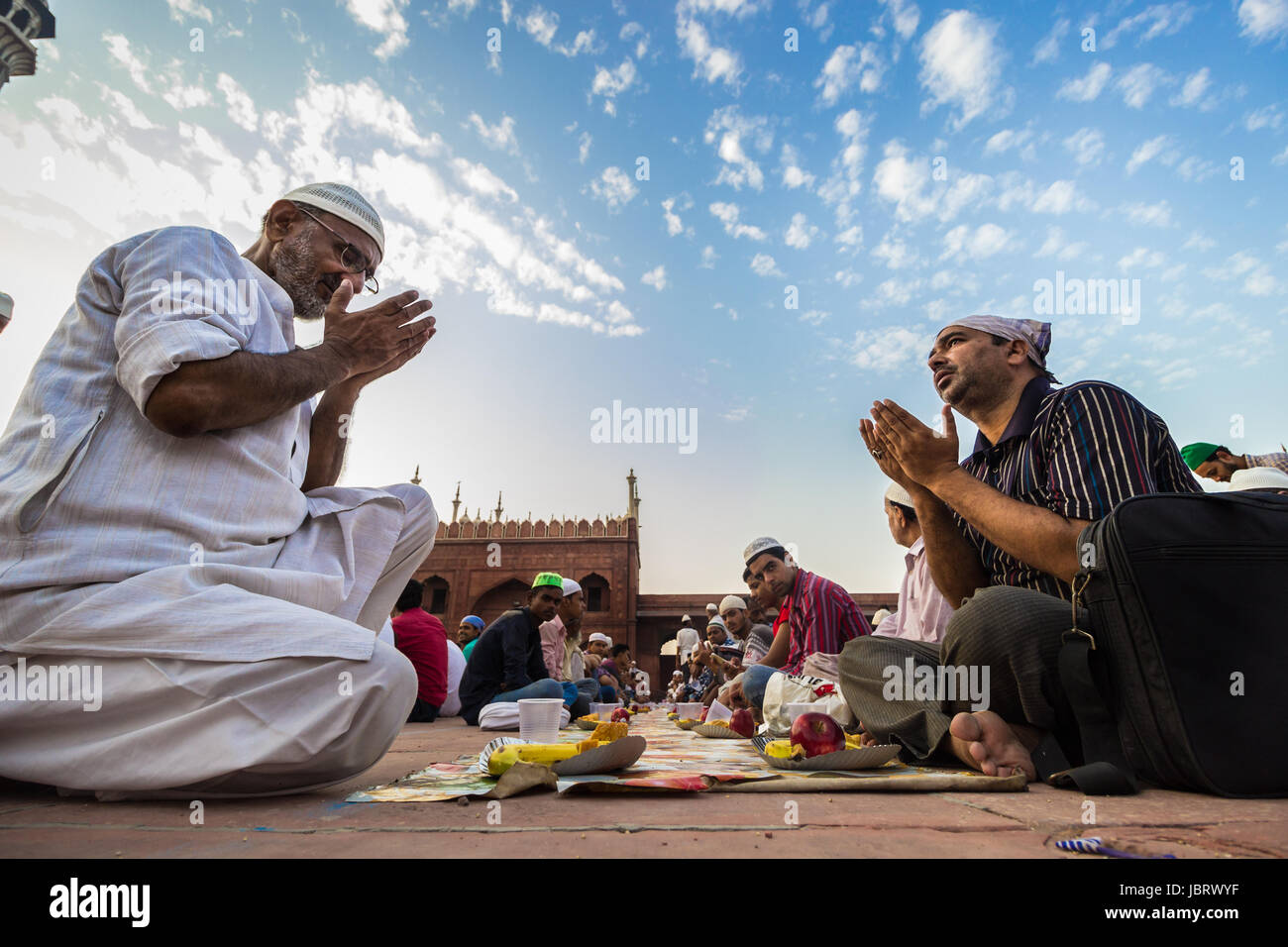 NEW DELHI, India. Maggio 31,2017: persone leggono le preghiere nei locali della Jama Masjid, Delhi, come si preparano per l'Iftar, il pasto serale per break fast. Foto Stock