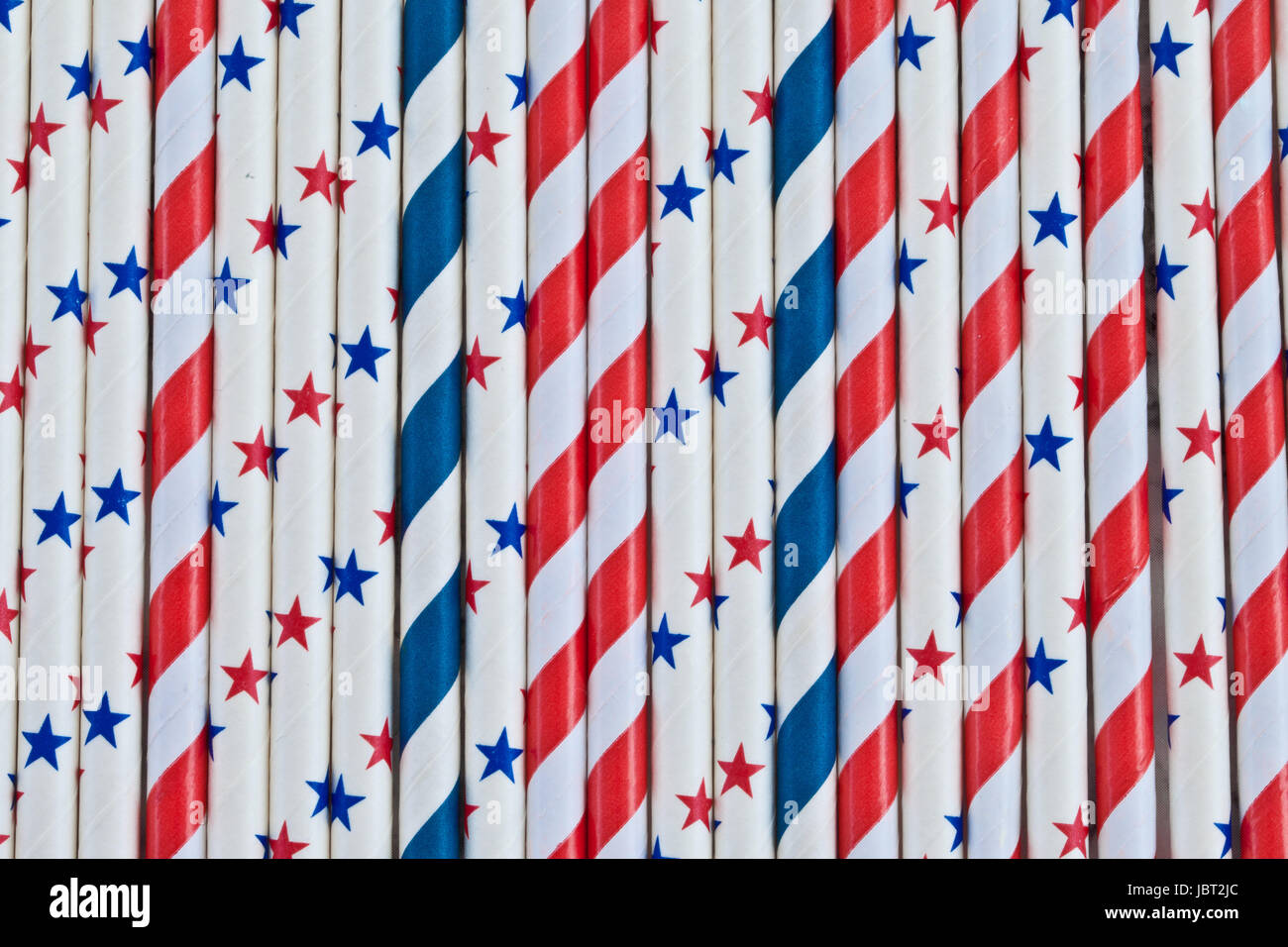 Bunte Strohhalme in amerikanischen Farben als Hintergrund Foto Stock