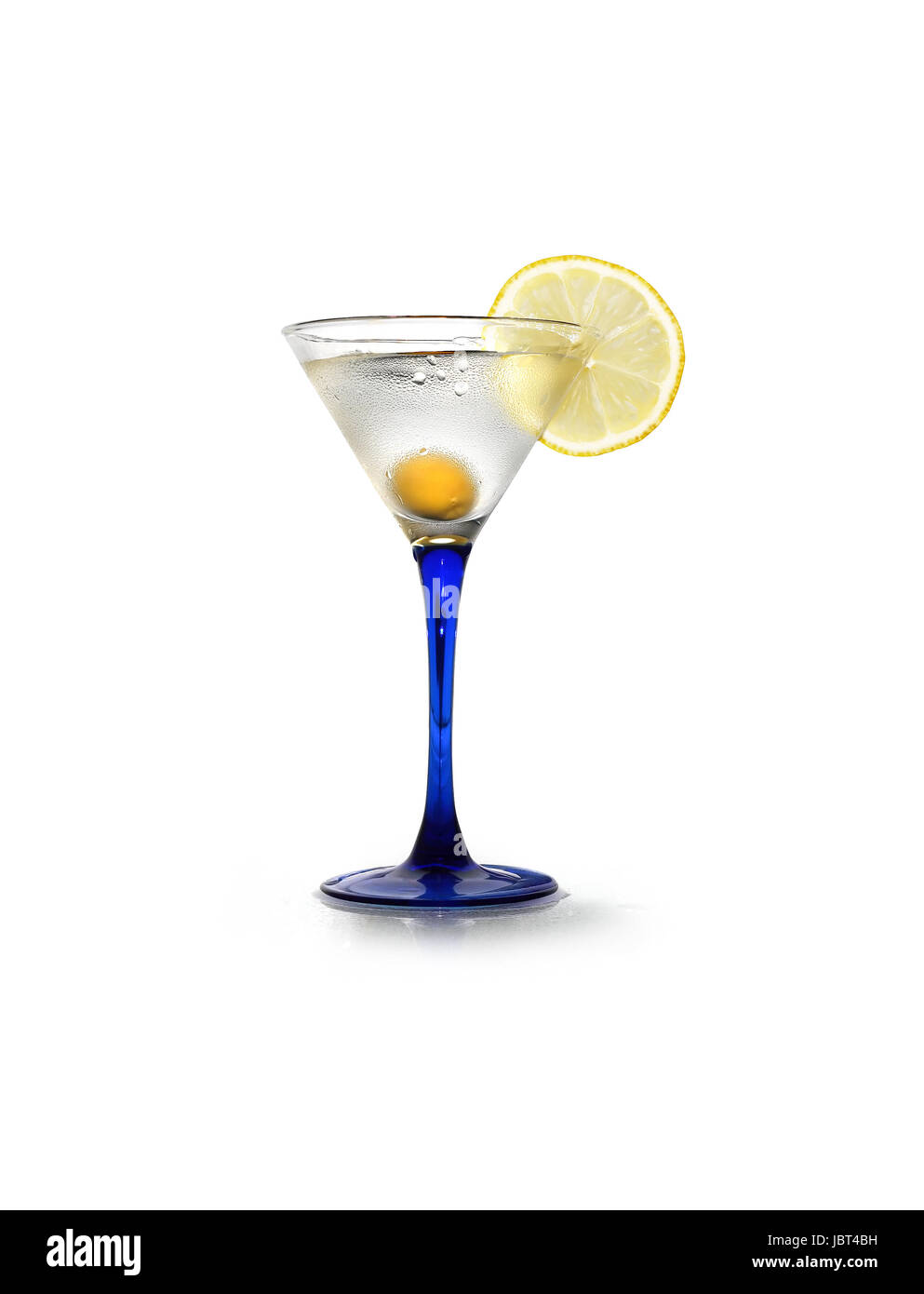 Elegante coppetta Martini con limone e oliva su sfondo bianco. Isolato con tracciato di ritaglio Foto Stock