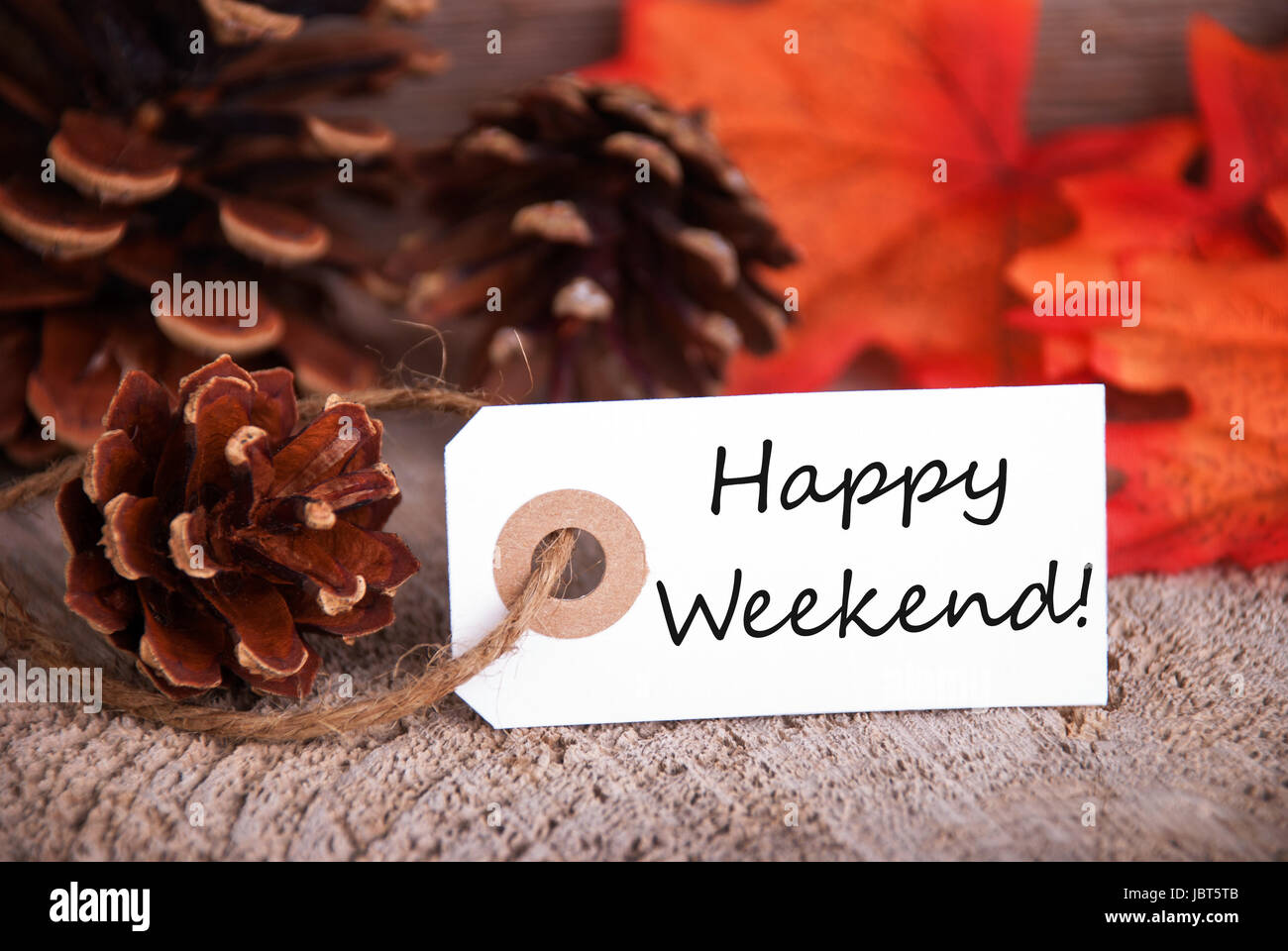 Etichetta bianca con Happy Weekend con una caduta o di sfondo di autunno Foto Stock