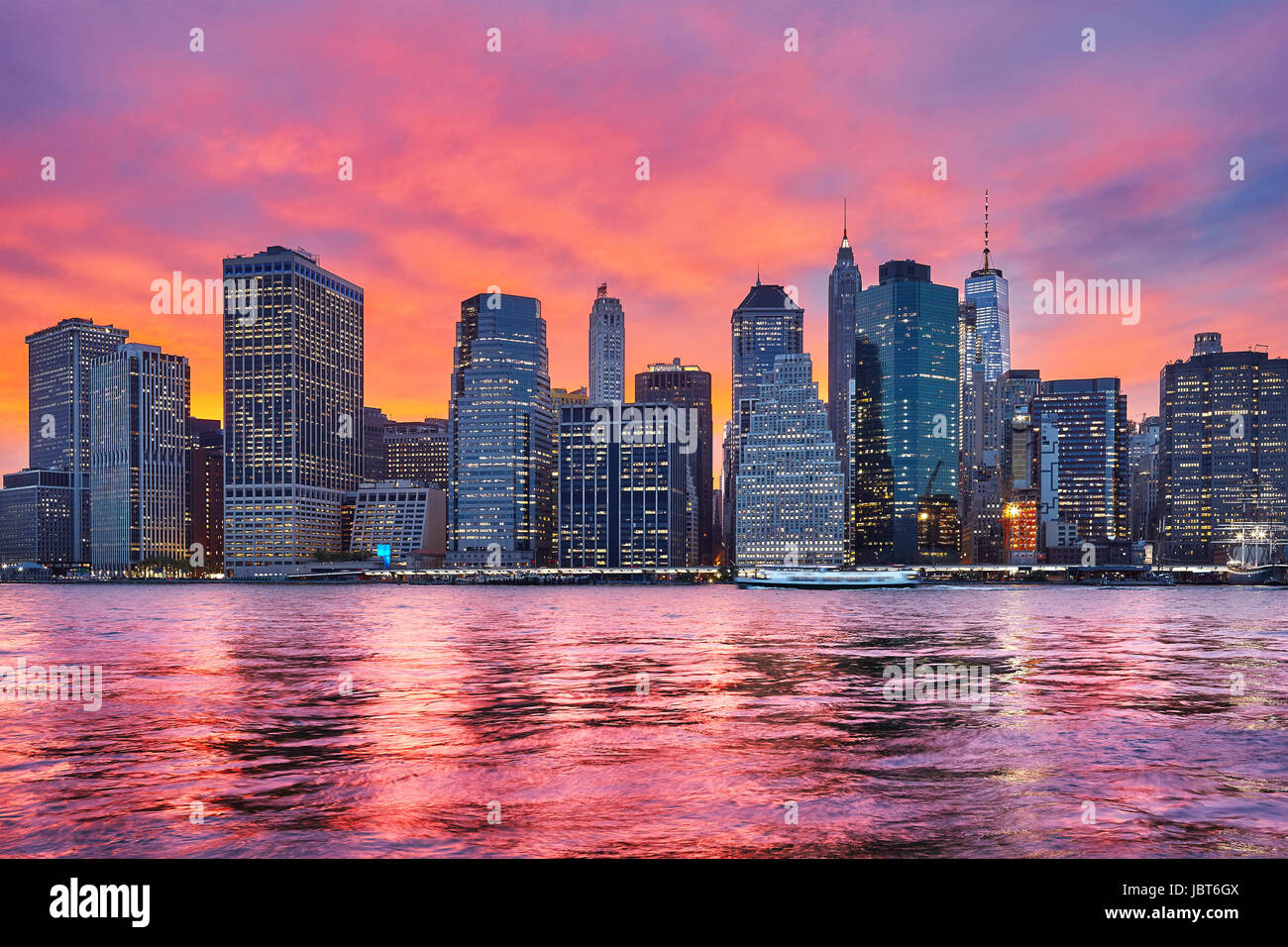 Viola del tramonto su Manhattan, New York City, Stati Uniti d'America. Foto Stock