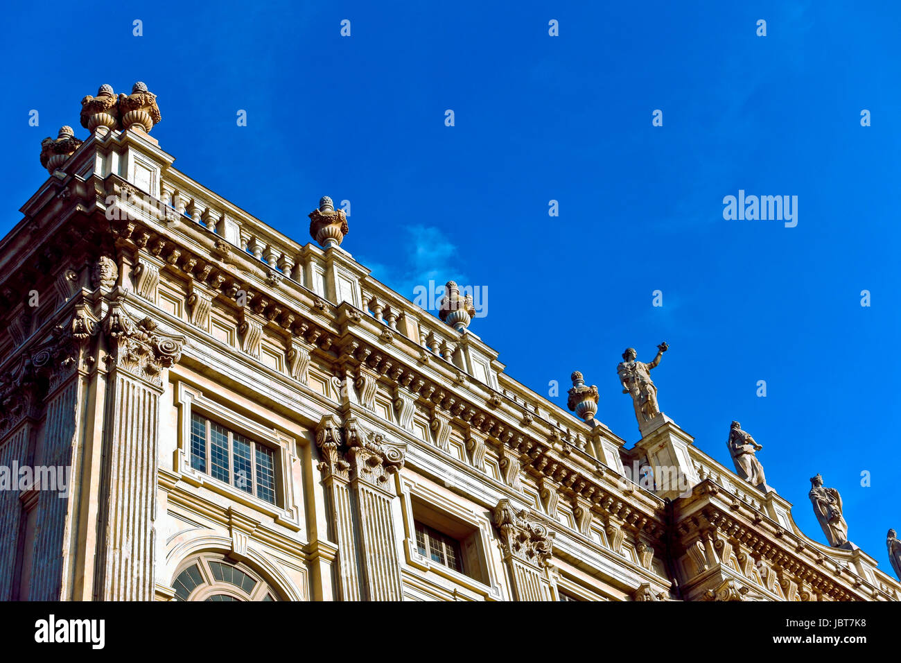 Palazzo Madama. Palazzo di facciata classica barocca. Museo di Arte Antica di Torino con vista ad angolo basso. Torino, Piemonte, Italia, Europa, UE. Foto Stock