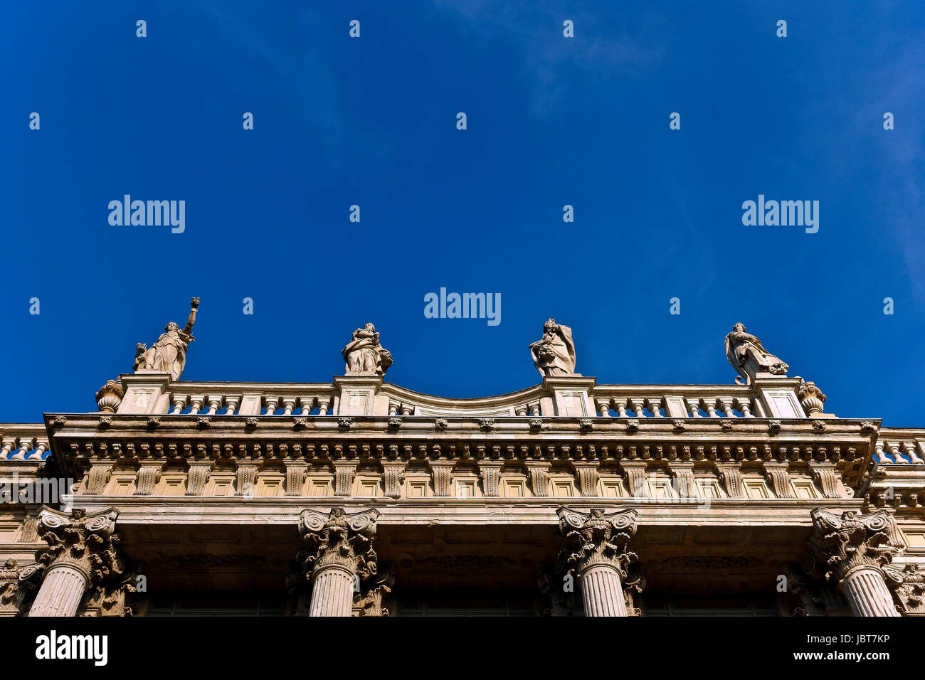 Palazzo Madama. Palazzo di stile barocco facciata edificio classico. Museo di Arte Antica di Torino con vista ad angolo basso. Torino, Piemonte, Italia, Europa, UE. Foto Stock