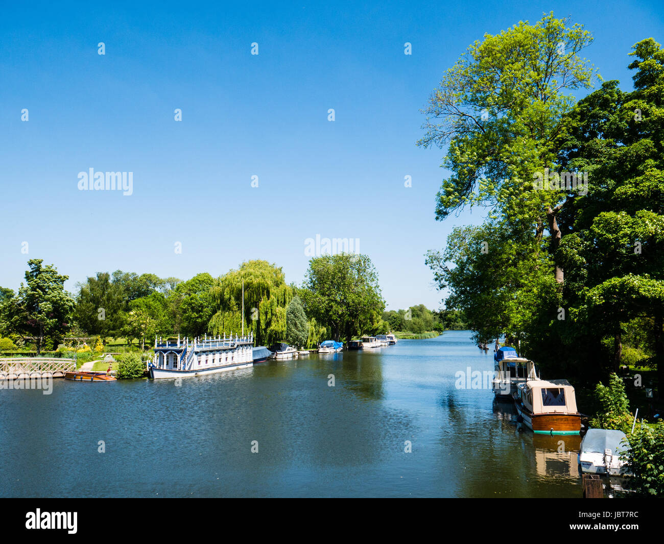 Vista dal Goring Steatley Bridge, Oxfordshire Berkshire Border, River Thames, Inghilterra, Regno Unito, GB. Foto Stock