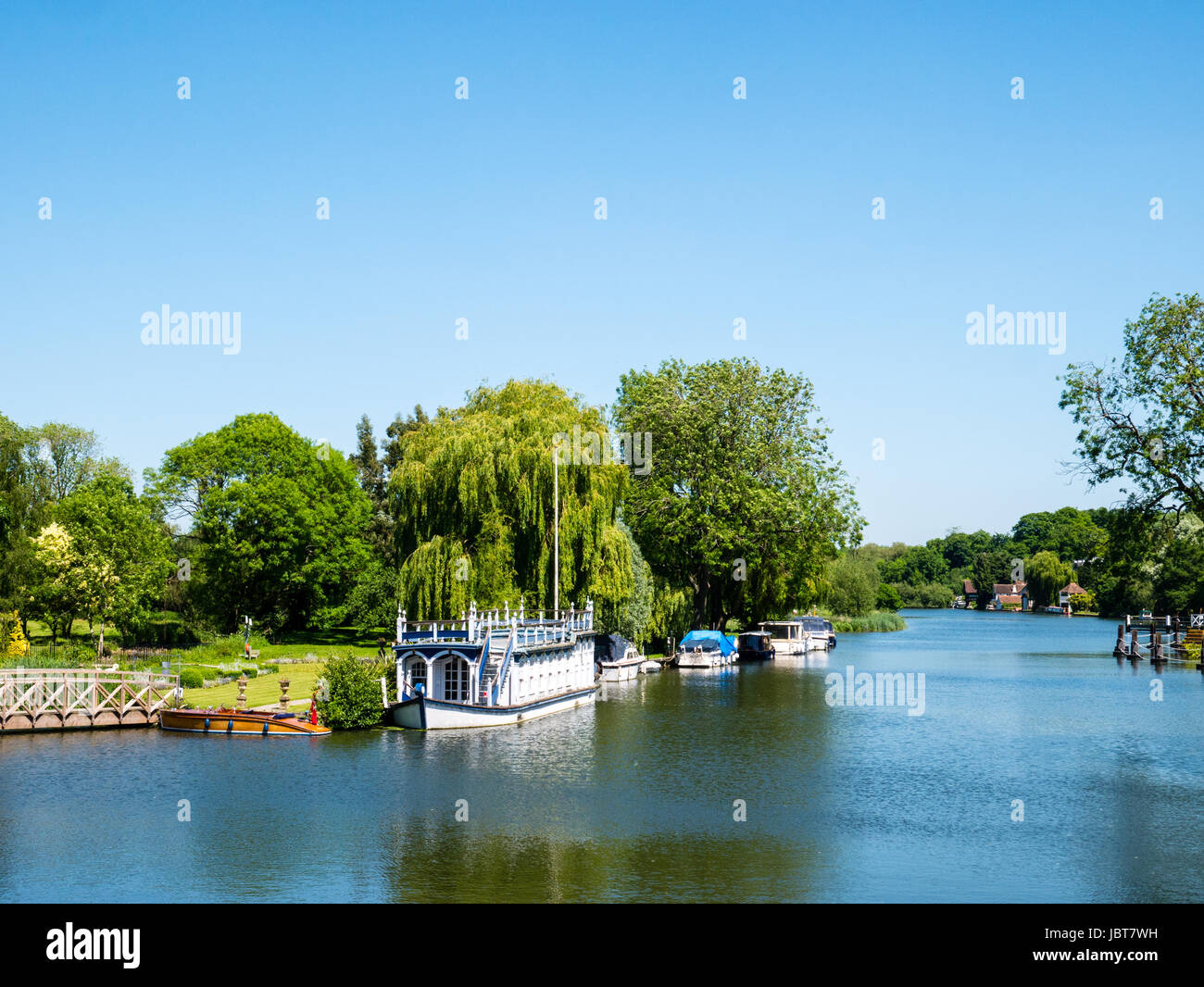 Vista dal Goring Steatley Bridge, Oxfordshire Berkshire Frontiera, il fiume Tamigi, Inghilterra Foto Stock