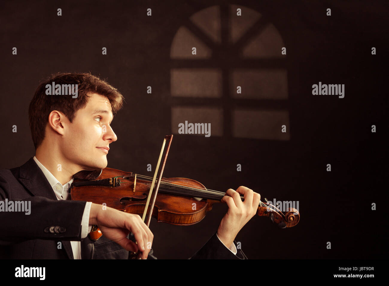 Young Man Playing Violin Night Immagini e Fotos Stock - Alamy